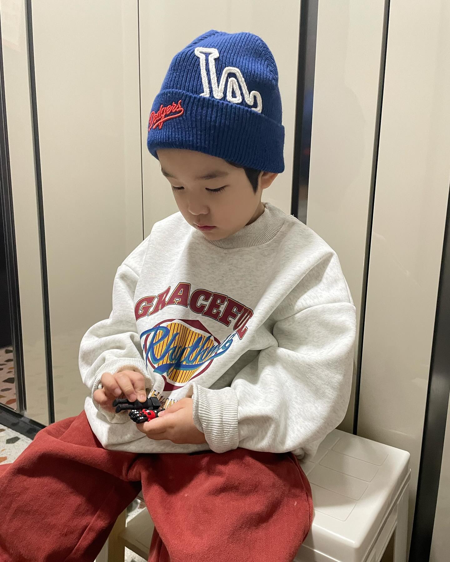 온갖 희노애락이 다 있는 등원 전 두시간🥹😇

#옷입히기술래잡기
#밥먹어라애원하기
#득도의길🙏 
#그래도등원샷은찍어줌