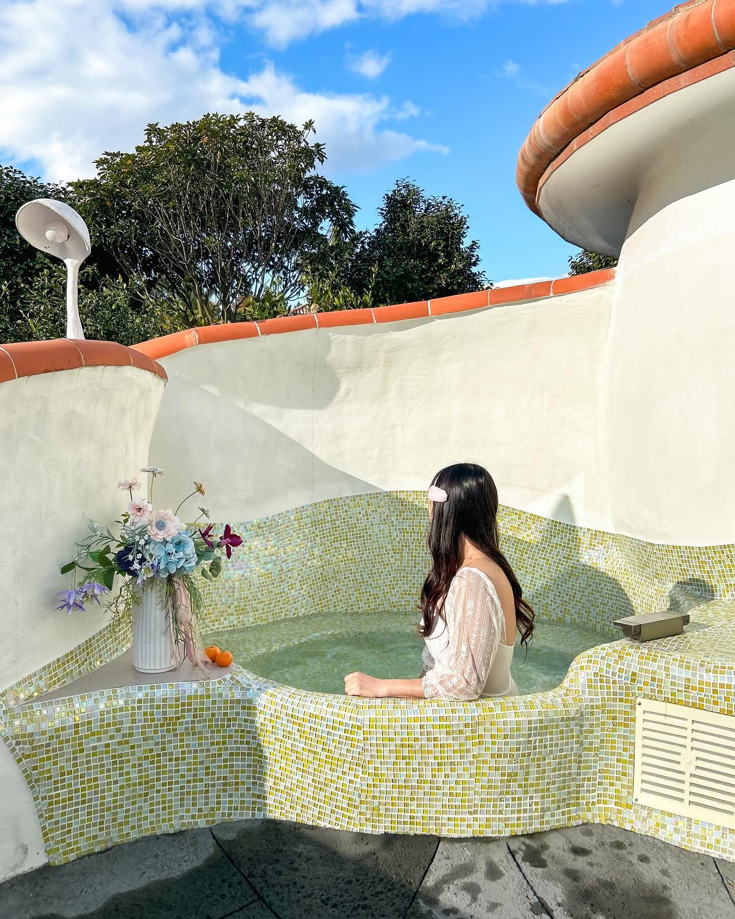 동화속 마을에 들어가있는듯한 평일+주말 10만원대 가성비 독채숙소 in JEJU⭐️🌼

버섯모양의 귀여운 지붕을 갖고있는 숙소🍄✨
야외자쿠지 + 독채 + 조식(음료+브런치 1인 1만원)가
주말에도 10만원대인 가성비 최고 숙소🫶🏻
게다가 성인2명, 아이3명 총 5인까지 가능해요 !!

바베큐도 야외 자쿠지도 프라이빗하게 우리만 
사용 가능한점이 너무 좋았어요😍❤️

발트 하우스 근처에서 동백꽃이 있는곳 까지도
가장 가까운 관광지는 10분거리에도 있고
근처에 갈만한 관광지도 많다는 사실,,,🫢🩷

연인, 친구, 가족등 누구와도 함께 가기 좋은
제주도에 있는 가성비 독채 감성숙소로 추천합니다 !!

* 더 자세한 정보는 프로필링크-블로그를 참고해주세요🫶🏻

#지니in_제주 

🏠 : 발트하우스 (jejucafe_eos)
🏷 : 제주 서귀포시 표선면 번영로 3361-26
⏰ 입실 : 16:00 퇴실 : 11:30
🙆🏻‍♀️ 기본 : 성인2+아동1 (최대 : 성인4명, 아동일경우 5명까지)
🚘 주차공간O (숙소 옆 무료주차공간O)
🔍 : 원룸형태 , 화장실1, 야외 자쿠지, 바베큐장
🐶🐱 애견동반 X, 👶🏻 : yes 키즈존
▫️ 카페도 같이 하고 있는 숙소에요 조식 특히 드시는걸 강추합니다 !! 음료+브런치가 1만원대는 진짜 어딜가도 없어요🥹🩷

🔍 꽃,카페,여행정보, 숙소, 보정법 ➡️ _y.jieun_