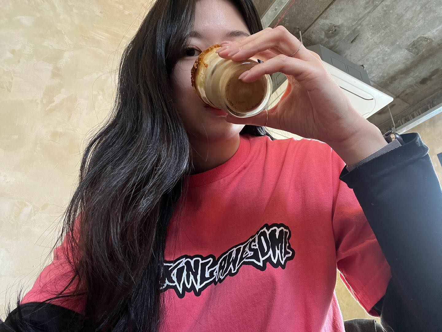 카페에선 조용히 합시다. 눈 돌아가잖아용.