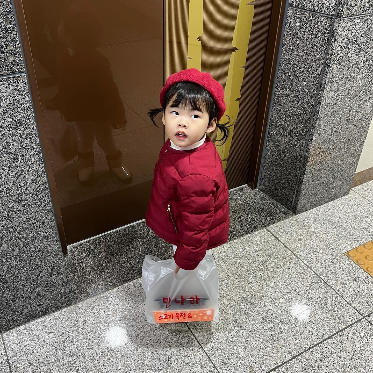 자기몫은 자기가 드는 아기ㅋㅋ
아파트 푸드트럭 열려서 저녁 해결했는데
자기도 하나 들려고 하던 아기,
무거울까 아빠랑 삼촌이랑 달라고 했는데도
안주고 들고가는게 너무 귀여웠다고 한다

#밤엔반성타임과함께
#힐링사진감상이
#국룰인거맞죠?
#.....ㅋㅋㅋㅋㅋㅋㅋㅋㅋㅋㅋㅋ휴