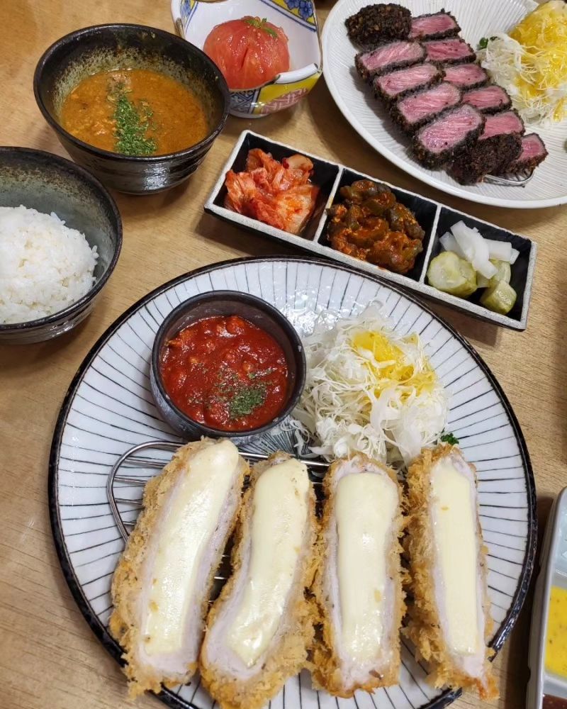 #전대맛집 #전대정동 #정동
미니화로에 구워먹는 숯불규카츠와 치즈돈카츠💕