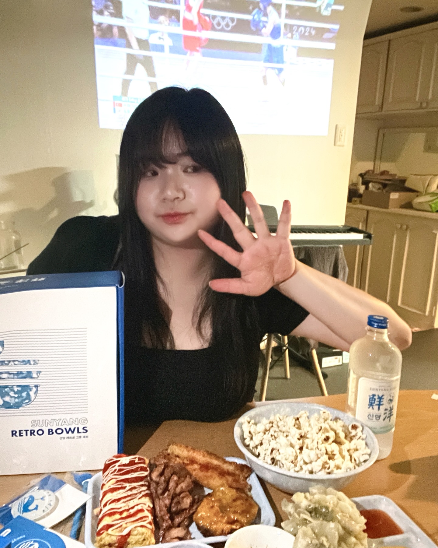 #협찬 
올림픽 금메달의 순간!!🫶🏻🇰🇷
단비네집 쳐들어가서 선양과 함께 올림픽 보기 성공!!👀
올림픽 보자마자 금메달 본거 완전 럭키비키니시티자나✌🏻💗

올림픽 응원할때는 국위선양 !!
이번에 선양에서 파리올림픽 집관세트가 나왔어요!!
선양집관 세트로 단비랑 파리올림픽 금메달의 순간 찰칵!!

우리나라 선수들 남은 파리올림픽도 화이팅입니당👀🇰🇷

#선양 #국위선양 #올림픽 #집관족 #선양소주 #선양집관세트 #선양음용후기 #선양소주 #소주추천