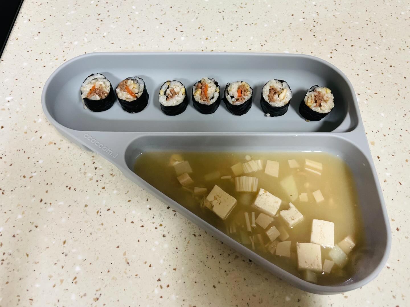 주말아침부터 바쁘다바빠🤢
우린 오늘 무계획인듯 계획적인 그런 날😼
일단 새벽5시 아이들 병원 예약! 
상태봐서 꽃놀이갈 생각에 안바쁜듯 바쁜🤡🤡
아침은 서유니가 먹고싶다는 김밥먹으며 출발합니다🩵

#20240406 #주말 #주말아침 #주말아침메뉴 #김밥 #동물원