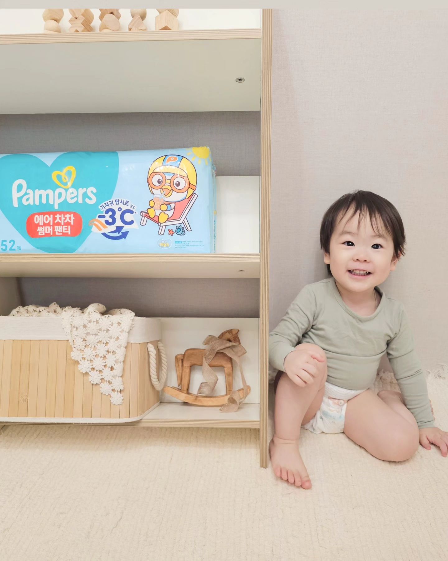 #팸퍼스제공 #팸퍼스에서온선물 
팸퍼스 에어차차 썸머팬티🎐

쭈니맘(dd2022_11)이벤트 덕에 받은 
팸퍼스 에어차차 썸머팬티 :)

와 오늘 엄청 더웠어요.ᐟ 🥵
응디가 후끈후끈 모태 열남 하렴이를 위해
팸퍼스 에어차차 썸머팬티를 꺼내주었어요.ᐟ

기저귀 탑시트 온도를 -3˚C *낮춰주는
쿨케어 시스템이 열기를 빠르게 배출해 시원하게
2만개 에어홀**로 통기성을 높혀 뽀송하게
우래기 응디지키기ᰔ

쭈니맘 고마워요🫰🏻
고마워요 팸퍼스 🫶🏻

Thanks to pamperskr

✨️하렴 / 20개월 / 85cm / 13kg

*기저귀 탑시트 적용
 ( P&G 내부 실험 : 따뜻한 물 부은 뒤 10초 )
**바깥커버와 탑시트 내 구멍 수 합산결과
 ( P&G 내부 실험 : 오차범위 7% )
