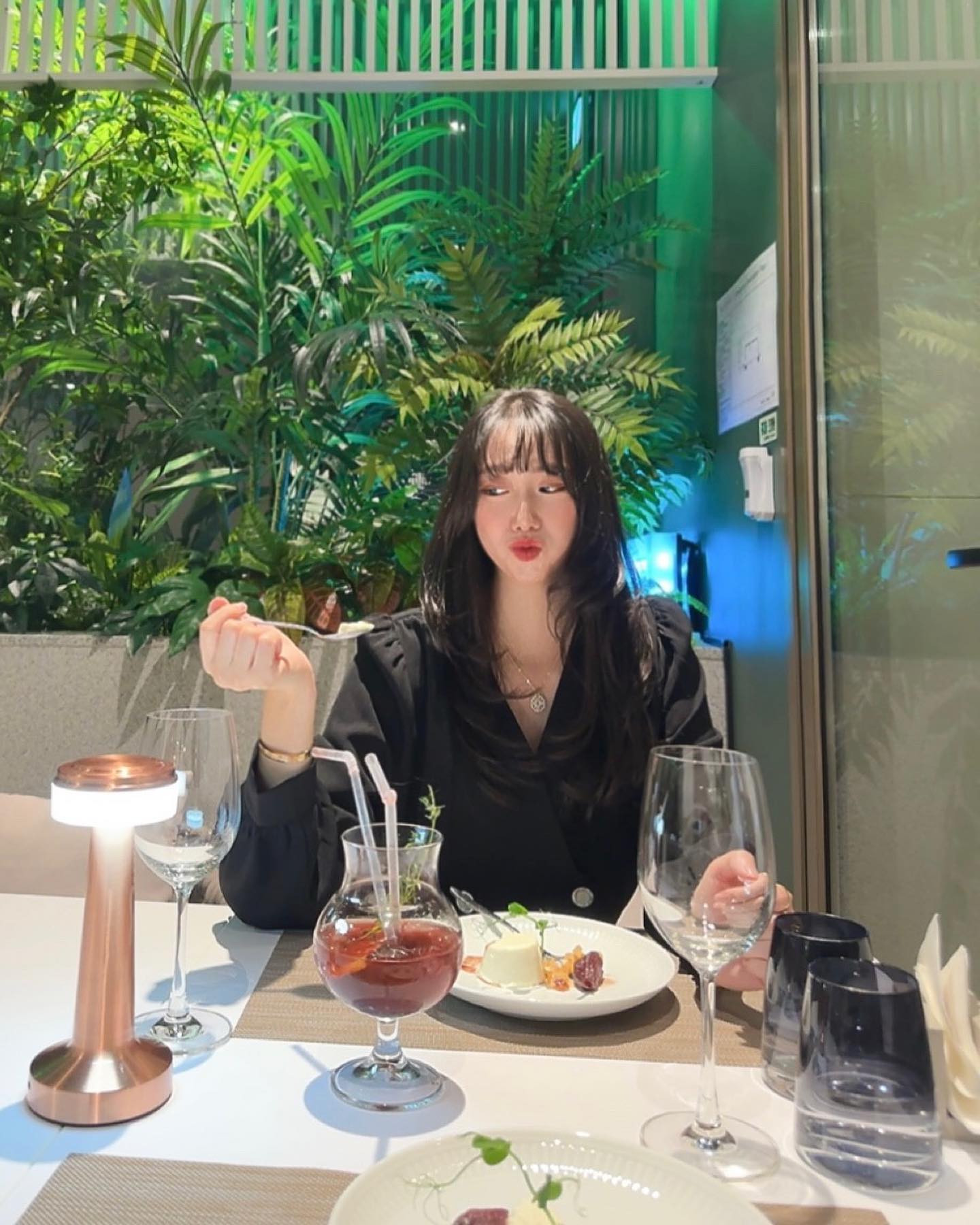 #협찬
분위기 끝판왕
이국적인 느낌의 호텔인터불고 엑스코 반얀트리🤎
⠀
연말무드에 진심이더라구요
비가 와도 해외 그 잡채 분위기맛집!
국내최초 물위 야외정원웨딩 그랑파티오와
유럽휴양지 느낌의 수영장 헤븐리풀 뷰를 바라보며
디너 코스를 먹었어요☺️
⠀
호텔 쉐프가 요리하는 고급스러운 코스요리가 특징으로
스테이크 코스 / 파스타 코스 다 맛보고 싶어서 각각 주문했어요.
⠀
스테이크 코스 (65,0)🥩
시금치 퓨레와 고르곤졸라 폴렌타를 곁들인 유기농 초식 소고기 안심 스테이크로
부드럽게 맛있게 굽혀서 입에서 살살 녹아요😋
⠀
파스타 코스 (45,0)🍝
안쵸비, 올리브, 케이퍼 향미가 어우러진 매콤한 토마토 소스 스파게티니로
적당한 매콤함으로 깔끔한 파스타에요.
⠀
🍅 유자 크림치즈로 속을 채운 완숙 토마토 샐러드가 이어서 나오는데
메인 코스와 함께 먹으면 느끼함을 잡아주어 너무 맛있게 먹었어요!
⠀
메인 전 코스로
• 아말피 스타일의 한치 튀김,
이탈리안 피클 & 마카다미아 폴렌타 칩스
⠀
• 바질 모짜렐라 치즈를 넣은 시칠리안 라이스 볼
⠀
디저트로
바닐라 파나코타, 와인에 절인 배와 토피 넛츠🍮가 나오는데
달콤해서 입에서 살살 녹아요
⠀
취향저격!
연말모임, 가족식사, 데이트코스 무조건 추천드려요🥰
⠀
⠀
⠀
⠀
#호텔인터불고 #인터불고엑스코반얀트리 #호텔인터불고엑스코 #대구데이트 #대구호텔 #대구맛집 #반얀트리 #스테이크 #디너의여왕 #파스타 #코스요리 #호텔맛집 
⠀