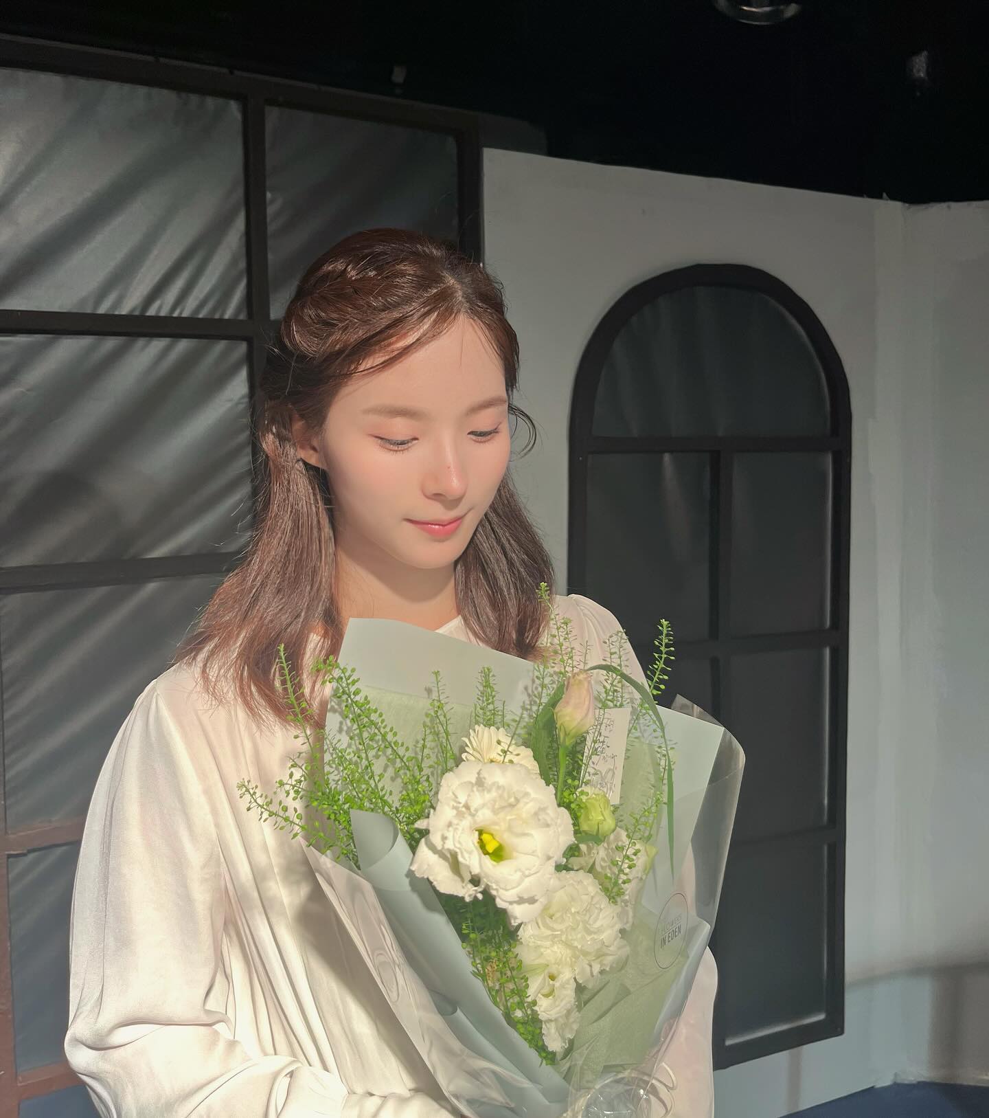‘나 저거 해볼래, 가슴이 뜨거워질 것 같아’ 
’저 연극 무대 위에서 보는 조명 불 꺼지기 전 보이는 먼지는 또 다른 느낌이겠지?‘

라는 단순히 들판에서 뛰어노는 아이 같은  감정이 들어 제대로 배워본 적도, 지식도 없는 내가 ’연기와 연극‘에 맨땅에 헤딩을 해보았습니다

아직 나 자신이 연기라는 걸 제대로 인지하지 못하고 턱없이 부족하지만 연출님, 조연출님, 배우들,선배님들의 도움으로 공연을 잘 마무리할 수 있었어요🫶🏻

부족하기에 더 욕심이 나기도 한다(｀・∀・´)..
첫 연극 무대에서 찬사를 받는 건 너무나도
영광이었던 
약 두 달간 웃고 울고 많은 일이 스쳐 지나갔지만

따뜻한 사람들을 알게 되며, 함께하여 너무나도 행복했던 시간들 2개월 이라는 시간 동안 많은 사람을 알게 되었고 얼마나 따뜻하고 안온한 시간들이었는지 느껴졌던
우리는 영원히 우리로 기억되길!
많은 도움,많은 관심을 가져주셔서 감사했습니다🙇🏻‍♀️
술로 시작해 술로 끝난 사랑하는 헤더웨이가의 유령들 안녕👻