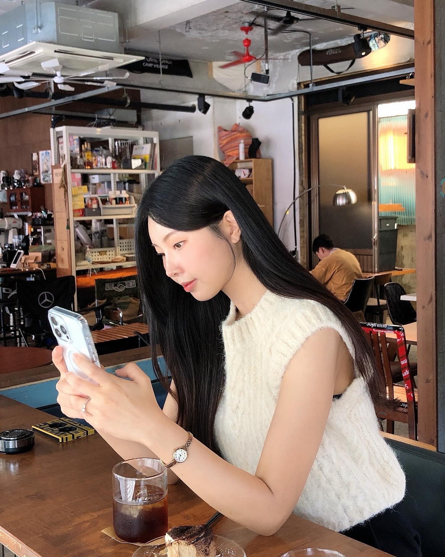 원래 가려던 카페 말구 지나가다 발견한 맘쏙들 카페 가길 참 잘했지🥞🧸✨🍨 안경 모 살까요?