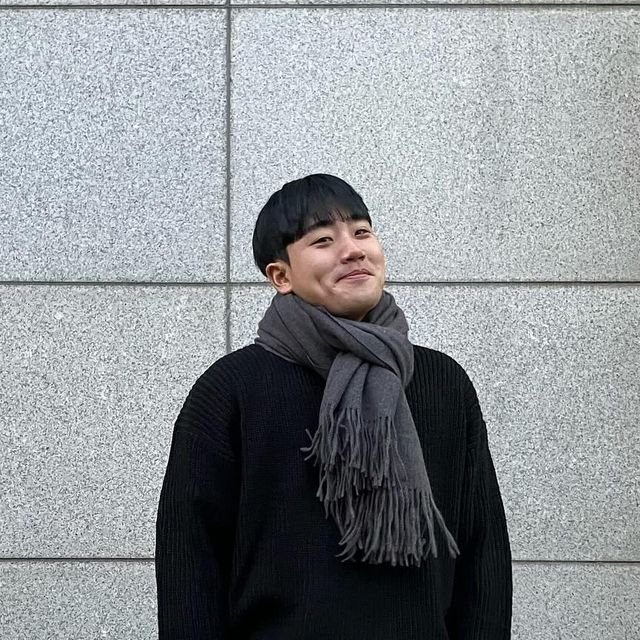  성의 on Instagram: "#광고 
너무 이쁜 머플러를 얻었다 :)
-
-
#협찬 #제품제공 
@rogin_mag 에서 제공받았습니다.

✔️너무 추운 날 머플러 필수죠 :) 포근하고 가벼워서 너무 좋아요 겨울 감성 제대로 느껴지는 머플러 !! 겨울감성 제대로 느낄 수 있는 아이템 ✨ 촉감 자체가 되게 부드러워서 피부에 닿아도 되게 기분 좋은 제품입니다 🤩 

다들 감기 조심하시고 행복한 겨울 보내세요 😆

#로긴 #머플러추천 #머플러 #목도리 #목도리추천 #커플머플러 #카고바지 #벌룬팬츠 #제품제공 #협찬문의 #좋아요"