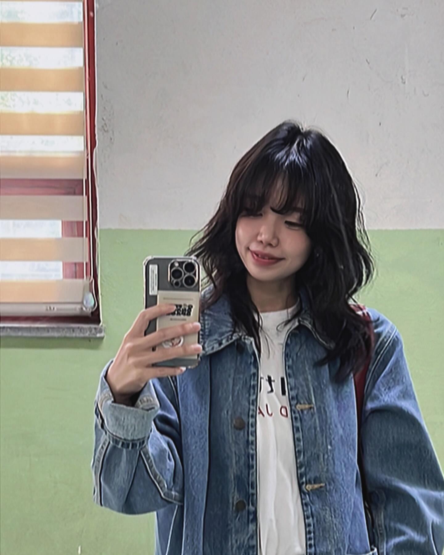 사는게 뭐 그냥 다 괜찮은척하는거죠 : )
-
다만 나는 꽃 피어 있음의 한편
희열과 한편 슬픔, 환멸을 알 뿐이다
개나리 목련으로 꽃핀 데 그친 내 생이
생의 다가 아님을

이선영 ‘나는 알지 못한다, 다만’