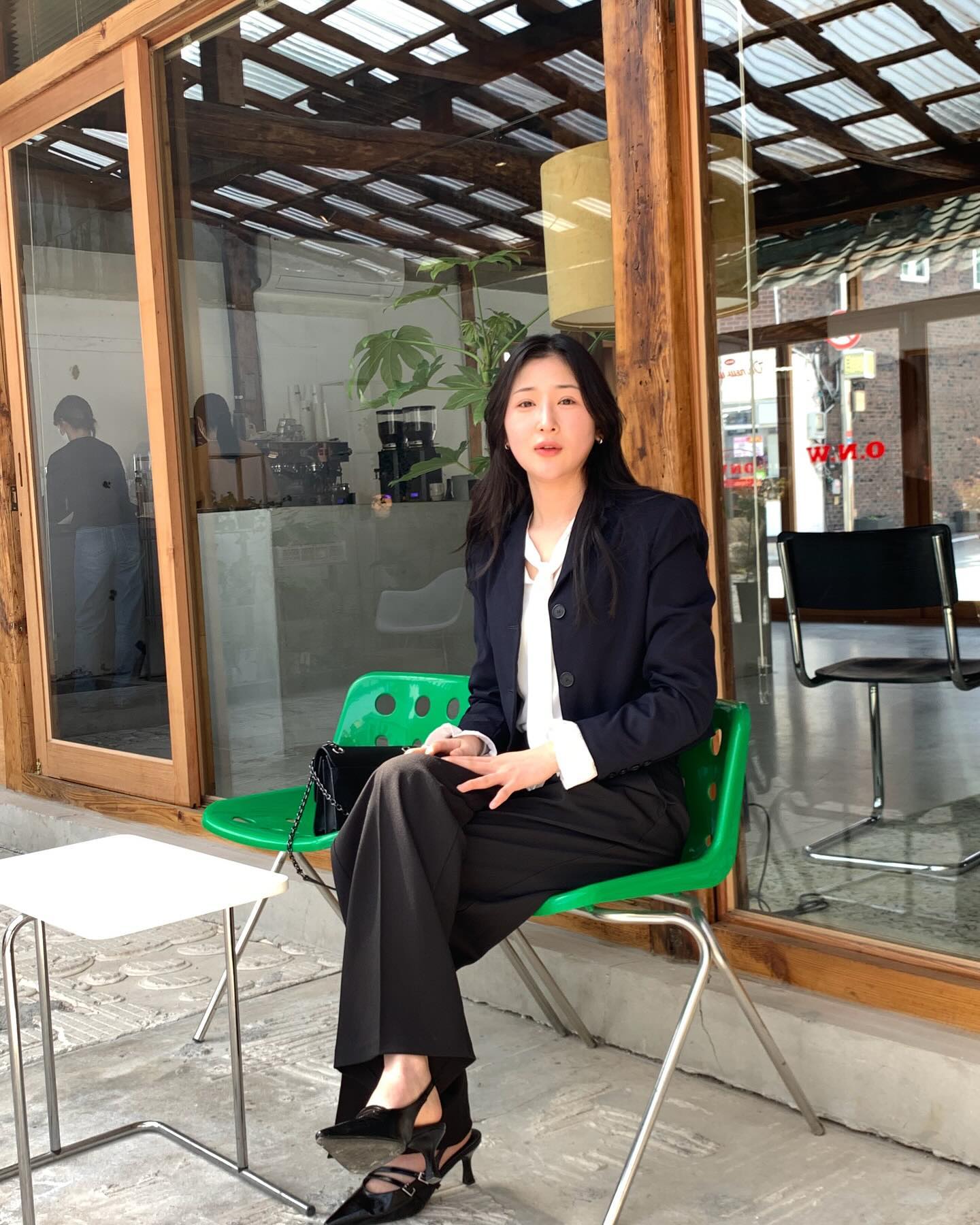 #협찬 mudidi_official 
내가 찾던 자켓! #무디디

tvN 드라마 <눈물의 여왕>에서
배우김지원님이 입고 나온 자켓이에요!

입자마자 저와 같은 체형에게 맞는 옷이라고 생각했어요:)
숏한 기장감에 다리가 길어보이고
어깨에 패드가 있어 어깨가 좁다면 커버가 되어
핏이 너무 예뻐요😍

소매 퍼프는 단추가 있어
뺄 수 있어 다른 스타일로 코디하기에도 굿 *-*