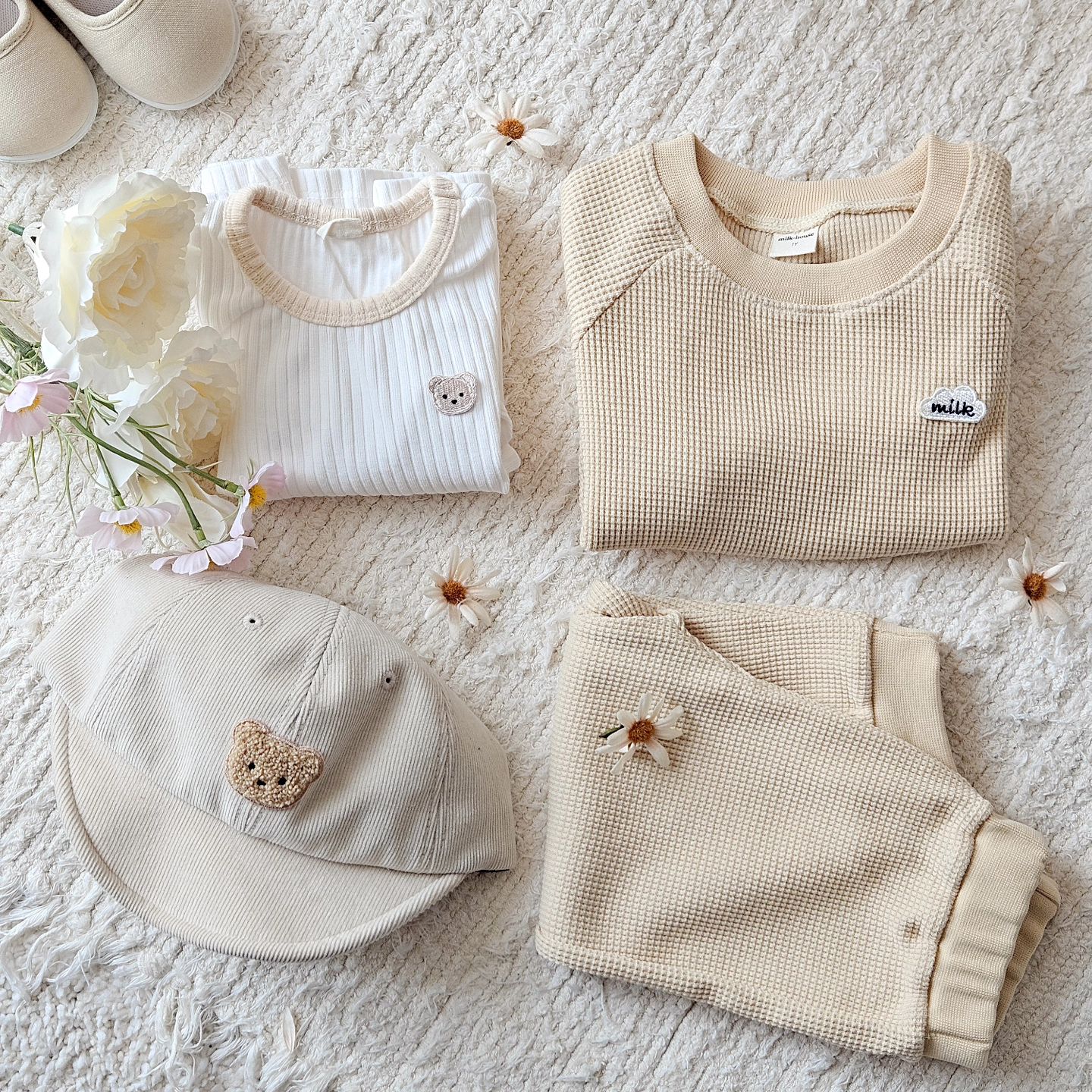 🌸밀크와 봄

어린이집 등원룬, 문센룩으로 원픽!

핫한 밀크 봄신상 
🌸스프링 와플맨투맨&🌸와플조거팬츠,

배앓이 방지를 위해서 이너로 입혀준
밀크 실내복은
쩰리가 활동하다 더워하면 벗겨주었더니
센스쟁이 엄마되어찌요🤭

역시 어린이집등원룩은 상하복이 최고🤍
🏷milkhouse__official

#어린이집등원룩 #문센룩 #등원룩 #남아코디 #베이비모델 #아기모델 #밀크하우스 #밀크하우스봄신상