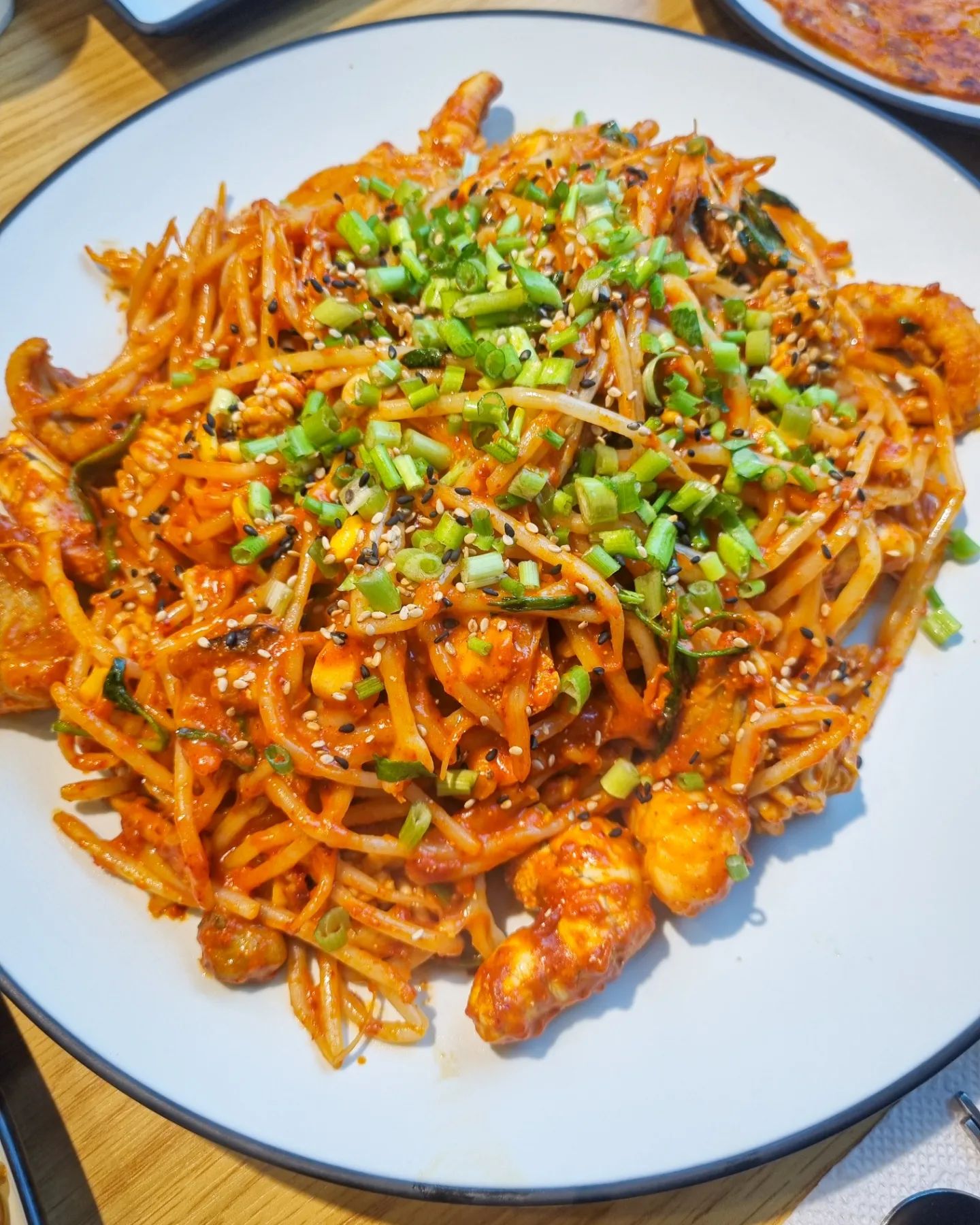 #동해물과아구찜
agu_world_suwon

10년 동안 배달 전문점으로
아구찜 1등 이였던
동해물과아구찜이 홀 오픈을
했다고 해서 다녀왔어요!

보통 해물찜, 아구찜 먹으러 가면
기다리는 시간이 꽤 긴편인데
동해물과아구찜은
조리 시간도 빨라서
빨리 맛 볼 수 있어서 너무 좋았어요!

그리고 같이 나온
잡채, 김치전, 샐러드, 동치미도
너무 너무 맛있더라고요!

찬도 맛있으니 메인메뉴는 말해 뭐해...

양념도 잘 베어 있고
알곤이찜(소)에 순살아구찜 추가해서
시켰는데 3인이 와서 먹어도
든든하게 먹을 것 같은
푸짐한 양이여서
엄청 배부르게 맛있게 잘 먹었네용!

아구찜도 순살로 먹으니까
먹기도 간편하고 진짜 강추해요!

거기다 위생도 철저 하셔서
간장소스까지 일회용으로
직접 제작하시고,
볶음밥도 음식을 다 먹은 후가 아닌
처음부터 주문이 가능하게
조리해서 주셔서 좋더라구요!

맵기 조절도 가능해서
맵찔이신 분들도
매운거 잘 드시는 분들도
모두 다 맛있게 즐기실 수 있어요^^

다음에는 배달로도 주문해서
먹어보려고요^^
찜 맛집 알게 되서 기분이 좋구만유...!

✨이용안내 및 꿀Tip✨
✅영업시간 : 매일 11:00∼23:00 (라스트오더 22:00)
✅전화번호 : 0507-1415-8315
✅배달, 포장, 예약, 단체 이용 가능, 남/녀 화장실 구분, 무선 인터넷, 주차
**가게 앞, 영통구청 주차장 1시간 무료

📍동해물과아구찜 매탄본점
경기 수원시 영통구 효원로 397, 2층

#매탄동아구찜 #수원아구찜 #매탄동맛집 #동해물과아구찜 #수원맛집 #영통구청맛집 #영통맛집 #알곤이찜 #아구찜 #알찜 #곤이찜