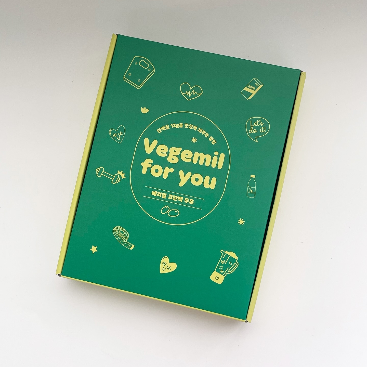 #제품제공

Vegemil for you ~ ଘ(੭*ˊᵕˋ)੭*

다들 베지밀에서 나온 고단백 두유 먹어보셨나요?💚

단백질이 12g으로 운동하고 먹기 딱 좋은 베지밀 고단백 두유입니다

운동하면서 단백질도 챙기기 은근 어렵지 않으신가요 . . ?
저는 너무 어렵더라구요😂

당은 넘치게 채우는데 단백질은 채우기 왜이리 어려운지 . . ^.^
애매하게 단백질 부족할때 먹기 딱 좋은 고단백 두유 . . 💚

단백질 음료 잘못사면 단백질 함량은 높지만 텁텁해서 오히려 전혀 안먹게 되는데 이건 깔끔해서 딱 좋아요

저는 맛도 포기 못하니께.. 🫶

검은콩 두유는 원래 좋아했고 , 초코맛 두유는 처음이라 걱정하면서 먹었는데 텁텁한 맛도 없고 초코맛이 생각보다 진해서 시원하게 먹으면 더 맛있어요

칼슘, 비타민D도 들어있고, 
비타민B도 1일 영양성분 기준치의 30%
근육 구성 필수 아미노산 BCAA 2,000mg
거기다 로우 슈거입니다 속닥속닥👀

맛있게 단백질 채우기 쉬워서 추천드려요💚
저는 이거 다 먹으면 내돈내산 예정입니닷

#정식품 #베지밀 #고단백두유 #단백질음료 #검은콩두유 #초코두유 #베지밀두유