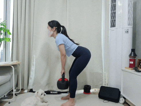 간편하게 무게조절 케틀벨 스윙 홈트 운동 방법