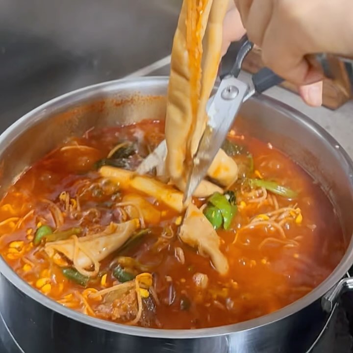 요즘같이 일교차 큰 날씨엔 뜨끈한 음식이 최고쥬 🔥🔥
평소에 물에 빠진 고기 별로 안 좋아하는데 ,, #백년불고기물갈비야탑점 은 안 먹을 수 없는 맛 🤦‍♀️ 저 진짜 곱창전골 느끼해서 별로 안 좋아한단 말이에여 ,, 근데 어떻게 이렇게 깔끔하게 매콤한 맛이 나는지 신기할 따름 🤷🏻‍♀️ 게다가 이거 2인분 ㅋㅋㅋㅋ 진짜 말이 됩니까 ,, 콩나물은 너무 많아서 냄비에 다 넣지도 못했다구여 〰️ 내일은 남은 국물에 라면 끓여먹고 볶음밥으로 마무리 할 예정 😎 포장도 비조리로 세상 꼼꼼하게 해주셔서 대중교통 탑승도 문제 없답니당 😝 새로운 야탑 맛집 발굴해서 매우 신남 ✌🏻

#야탑맛집 #야탑역맛집 #야탑맛집추천 #야탑역맛집추천 #백년불고기야탑점 #물갈비맛집 #샤브샤브맛집 #야탑샤브샤브
