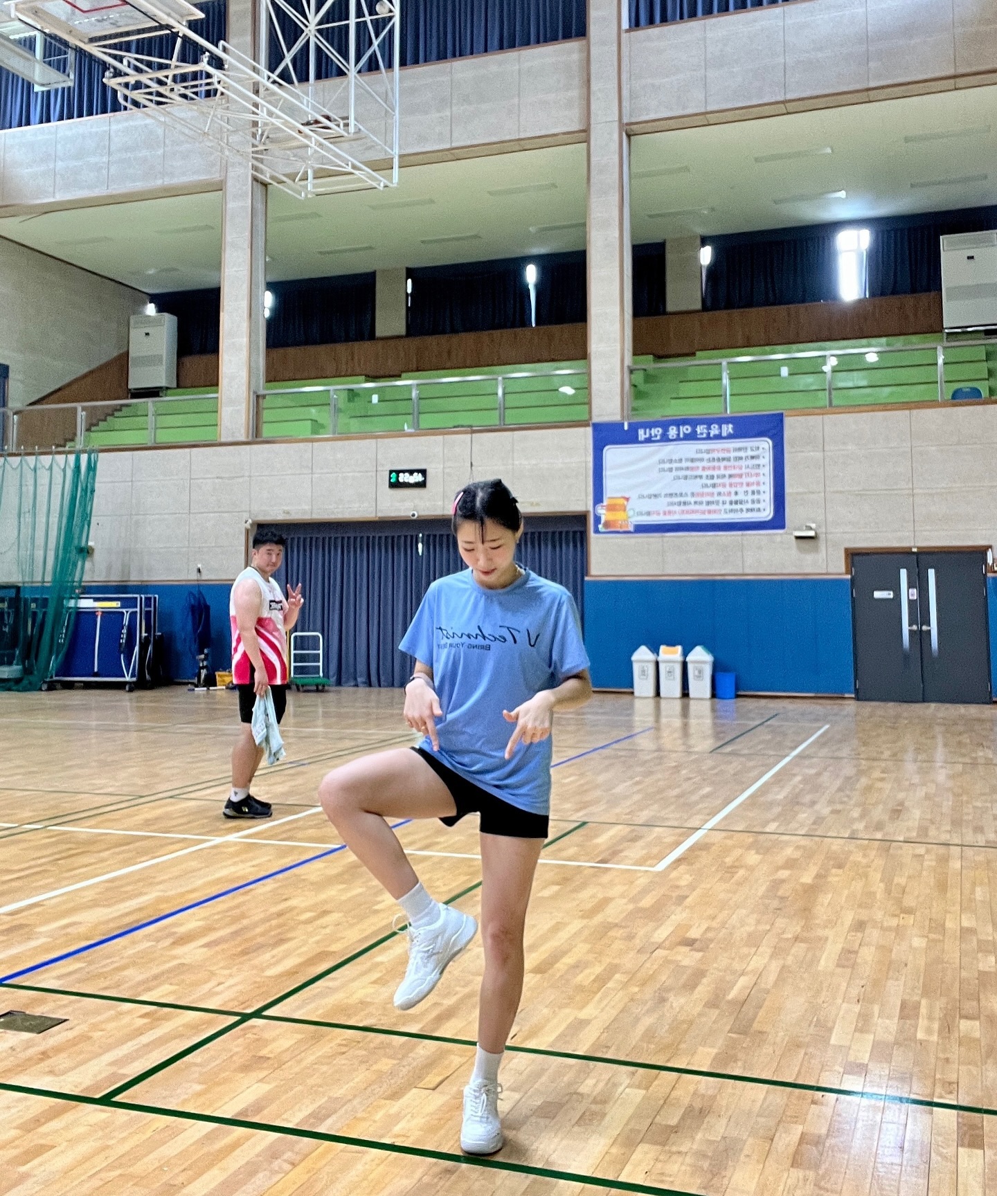 🏸
#플로먼트 🤍👟🤍
#한천초등학교 #댕동여지도_덕산

다리가 길~어보이는 👟배드민턴화 포기 못해!! 
쿠션 빵빵하고 다리가 길어보이는 #플로먼트 #투어500 

#플로먼트 #진천 #운동이부족해 🚨
#제품제공
