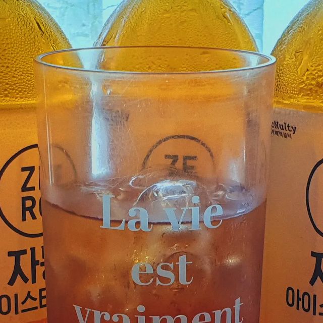 별자리표 on Instagram: "#광고 칼로리 걱정 없이 즐기는 제로 아이스티! 달콤쌉싸래한 자몽에 진하고 부드러운 홍차 맛이라 한 번 먹으면 밍밍한 아이스티는 못 먹어요 XD 끈적이거나 텁텁함 없