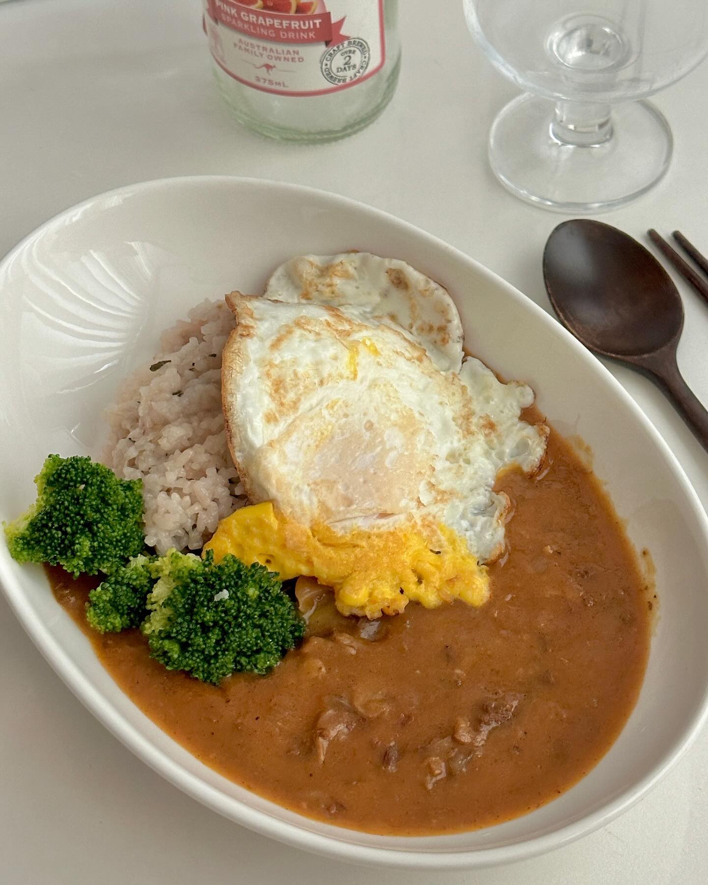 #협찬
요즘 카레에 푹 빠졌는데 만들기는 귀찮아서 간단하고 맛있는 휘카레를 먹었어요😊

🍛 휘카레는 매월 50,000개 한정 수량 생산으로 맛과 품질에 신경을 많이 쓴다고 해요! 그래서 그런지 집에서 만들어 먹는 것처럼 맛 퀄리티가 좋더라구요⁉️

🍛 오리지널 매운맛 비프양송이카레는 진라면 맵기라 모두 맛있게 먹을 수 있어요. 3분카레인데 호주산 소고기 등심과 양송이 건더기가 푸짐하게 들어 있어서 퀄리티가 엄청 높아요‼️

🍛 채소듬뿍카레는 국내산 채소가 듬뿍 들어간 매운 카레에요.
양은 210g의 넉넉한 양이라 밥 한공기 다 비벼도 소스가 남더라구요.
배부르게 먹어도 170kcal라 다이어트하는 분들도 부담없이 먹기 좋더라구요.

간단하게 전자레인지에 3분 돌려 먹으면 끝이라 자취생들한테도 완전 추천하는 즉석카레에요👍 맛있어서 매일 돌려 먹는 중 ㅎㅎ

hwicurry 

구매링크 : https://smartstore.naver.com/hwicurry/products/9564397456

#택배의여왕 #카레 #커리 #3분카레 #쿠팡카레 #휘카레 #휘짜장
#카레맛집 #짜장맛집 #양송이카레 #비프카레 #즉석카레 #비상식량 #야채카레
