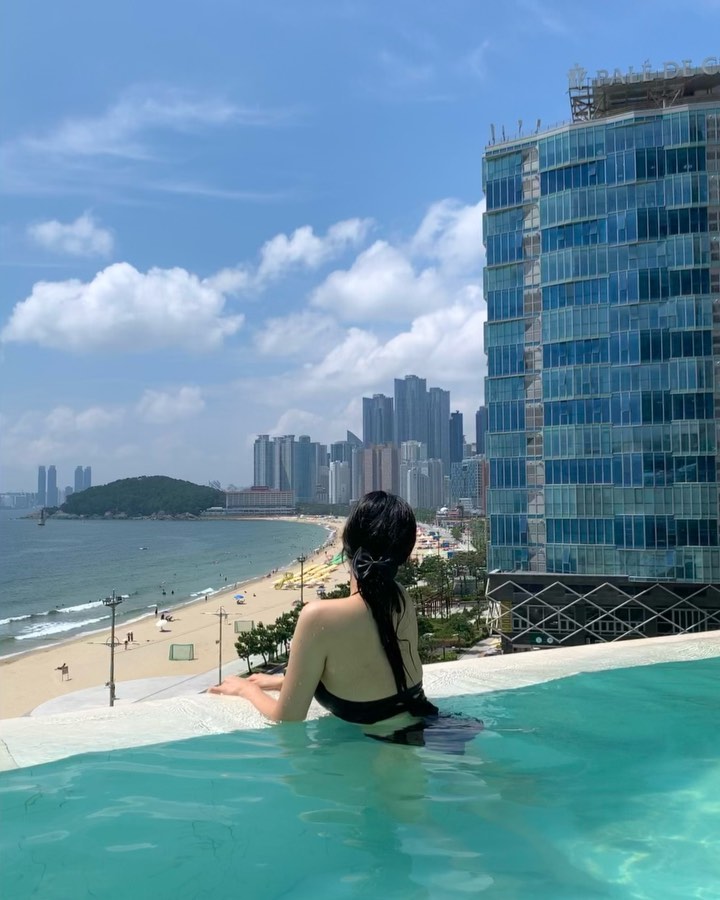 오프쓰구 촬영하러 슈슝 🫶

#클럽디오아시스 는 시설이 전반적으로 깨끗하고 워터파크와 찜질방이 함께 있으니 아이들과 와도, 부모님을 모시고 와도 좋을것같은곳❣️

답이 정해져있는 포토존 #인피니티풀 은 해운대 해수욕장을 끼고 있으니 말해뭐해 😎
#유수풀 에서는 모자를 착용해야 들어갈 수있으니 꼭 챙겨가세요!🧢
나 완전 놀이기구 시러시러파인데 #튜브슬라이드 는 무서운데 재밌어서 촬영 끝나고 줄서서 또 탐 >_<
그... 개인적으로 나에게 최고 낙원은 6층에 있는 #면역공방 ... 꼭가서 몸 단단히 지지고 현생의 고난들 힐링하고 오셔요 진짜. 꼭. 제발요...🙃

여튼 멋진 사람들 덕분에 오늘도 매우매우 귀한 경험치 (+1)