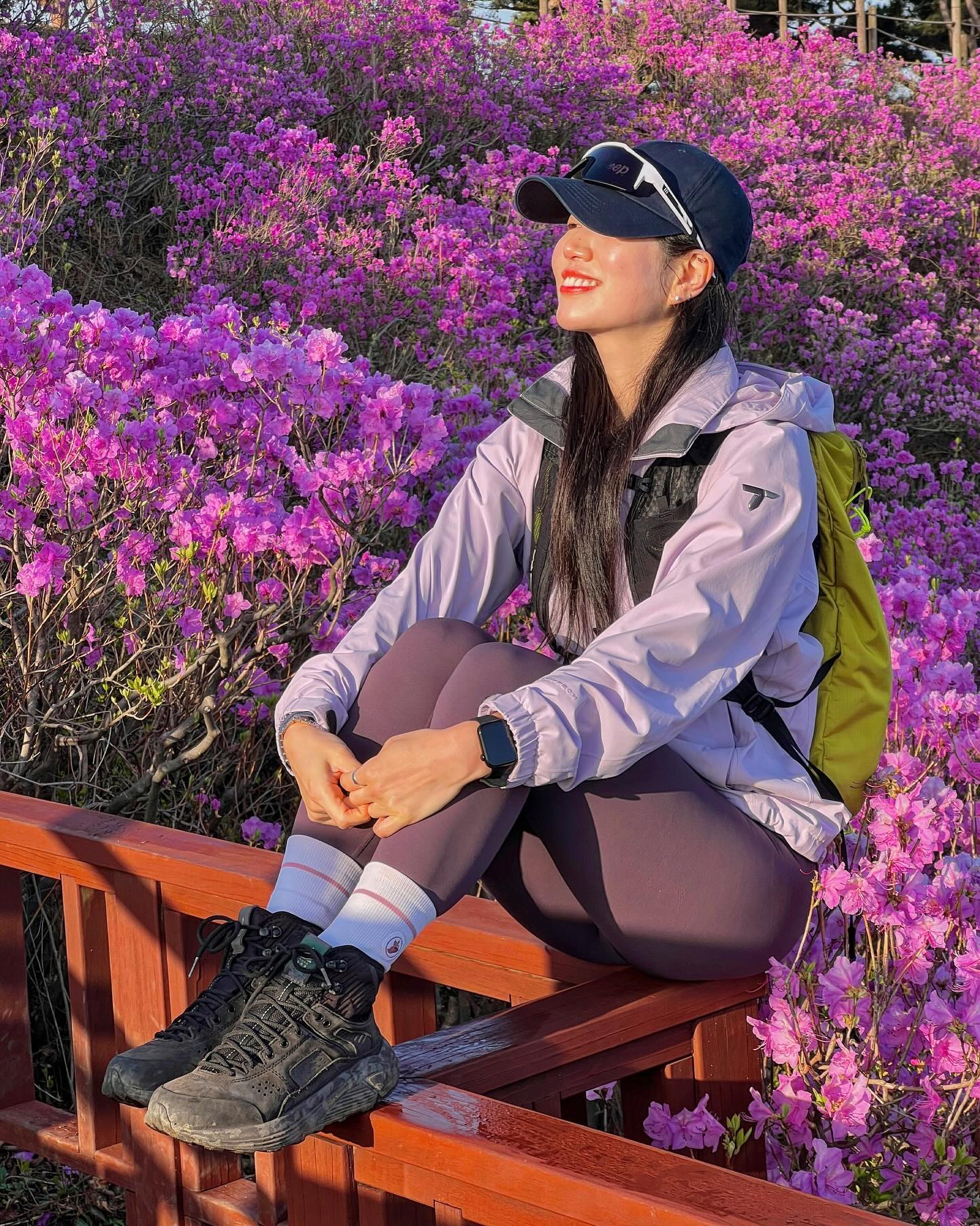 ⛰️#고려산
제 사진들로만 열장 꽉꽉 채웠는데 이뿌죠? 😉🌸

저번주 고려산 진달래는 만개였는데 이번주까지는
진달래구경 가능하지 않을까 싶습니다 !!!!!
이번주 다들 고려산가셔서 저와 함께 해쥬세요 💖
(일교차도 있어서 잘하면 운해와 함께 하는 행운을~)

-

🌸 고려산 436m (인천 강화군 내가면 고천리)
🗓️ 산행일 : 2024.04.13
📍 백련사 - 고려산 신정상목(데크)
🚙 주차 : 네비‘백련사(인천 강화군 하점면 고려산로61번길 270)‘

🍯 필수팁
✔️ 등산 초보자 분들도 2-30분이면 쉽게 가능
✔️ 여러 코스가 있지만, 백련사 또는 청련사 추천
✔️ 백련사 코스는 임도길로 이루어져 있고,
청련사 코스는 숲길로 되어 있어서 백련사가 좀 더 수월
✔️ 일출도 이쁘지만 일출보다는 일몰 추천
(일출 시, 정상 군부대있는 봉우리에 해가 좀 가려지는 편)
✔️ 진달래 반대편에 이제 곧 철쭉 필 예정