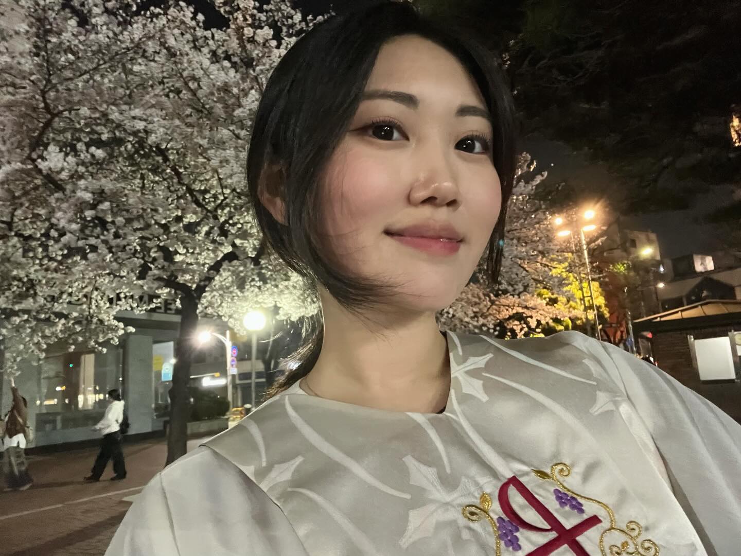 은총 가득 부활 전야 끝나고 성당 앞에서 한 컷 🌸