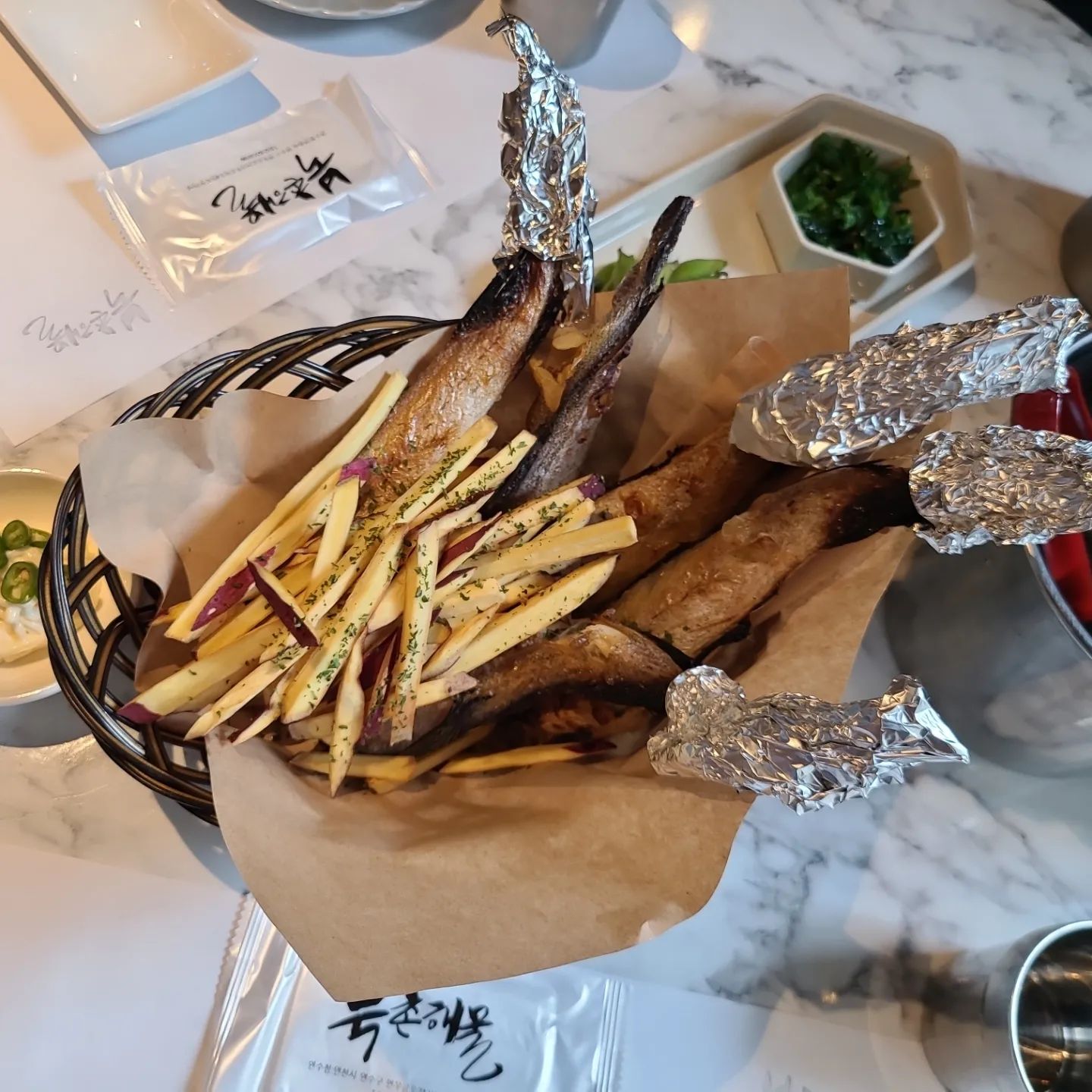 #협찬

인천 연수동 맛집 손만한 노가리가 나오는 북촌해물 연수동맛집

연수역에 큰 주상복합건물이 있지요.
연수푸르지오 4단지 뒷편에
다양한 맛집이 숨어있답니다.

연수역에 자주 가기에
이번에는 이쪽의 맛집들을 찾아보았는데요.

연수푸르지오 4단지 정문에 바로 딱하니 있는
북촌해물이라는 큰 해산물 맛집이 있더라구요.

인천 연수동 맛집 북촌해물은 
한국식 선술집인데요. 고전적인 분위기에 
신선한 음식을 제공해주는 맛집이랍니다.

인천 연수동 맛집 북촌해물은 매장이 넓으며 
메뉴가 다양하여 연말에 데이트를 하거나 
가족모임을 하기 좋은 맛집이랍니다.

안국동 서울 종로에 본점이 있으며
서울 외 타지역은 인천애 처음으로 
오픈한 곳이라고 하네요!

매장이 상당히 크며 세련되게 되어 있어서
올해 연말에 모임을 하기 딱 좋은 곳 아닌가요?

인테리어에 엄청나게 신경을
쓰신 것을 잘 알 수 있는 곳이랍니다 :D

기다리고 있으니 기본 반찬을 주셨구요
오잉? 그런데 이 노가리가 너무나 특이했어요

고구마도 기성품을 쓰시는 것이 아니라
직접 잘라서 구워주시는 것 같아요​

오잉 이게 노가리라고 해요!
제 손도 큰데 노가리하면 조금한
안주용으로 생각했는데???

이렇게 큰 노가리가 있는지 처음 알았어요!
북촌노가리 메뉴는 반건조시킨 노가리와 
와사비마요소스를 같이 곁들여서
먹으면 너무나도 맛있게 먹을 수 있는데요.

해산물을 좋아하시는 분들이라면!
너무나 강추인 노가리로 소주 안주네요 ^^
탱탱한 노가리살에 놀란답니다

짜잔~~ 오늘의 메인메뉴
북촌사시미가 나왔습니다!
엄청 푸짐한 양에 한번 놀라고!
다양한 횟감이 두툼하게 썰려서 나오는데요.
당일 준비된 신선한 재료로 
북촌해물 쉐프는 여기오면 먹어야할
 추천하는 사시미랍니다! 

두툼하게 나오니까 씹는 식감도 
너무나 좋았네요 흑흑 또 먹고 싶음
같이 나오는 해초와 콩과 같이 먹으니
새콤하게 먹을 수 있었구요!
해초가 새콤하니 신선해서 좋았네요

올해 연말에 가족들 연인들과
연수동 맛집을 찾으신다면
꼭 가볼 곳으로 강추한답니다!

인천 연수동 맛집 북촌해물​ 위치
인천 연수구 먼우금로 217 
(청학동, 연수푸르지오4단지)
​

#인천연수동맛집 #연수역맛집, 
#연수역술집, #연수구청맛집