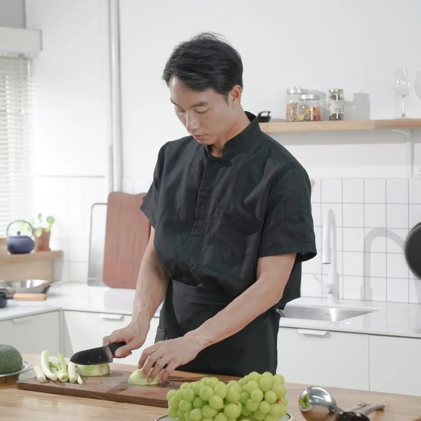 이번엔 셰프가 되었어요 🧑‍🍳⠀
무얼 드시고 싶사옵니까?!⠀
⠀
#셰프브루노⠀
#조리복⠀
#셰프웨어⠀
#패션모델⠀