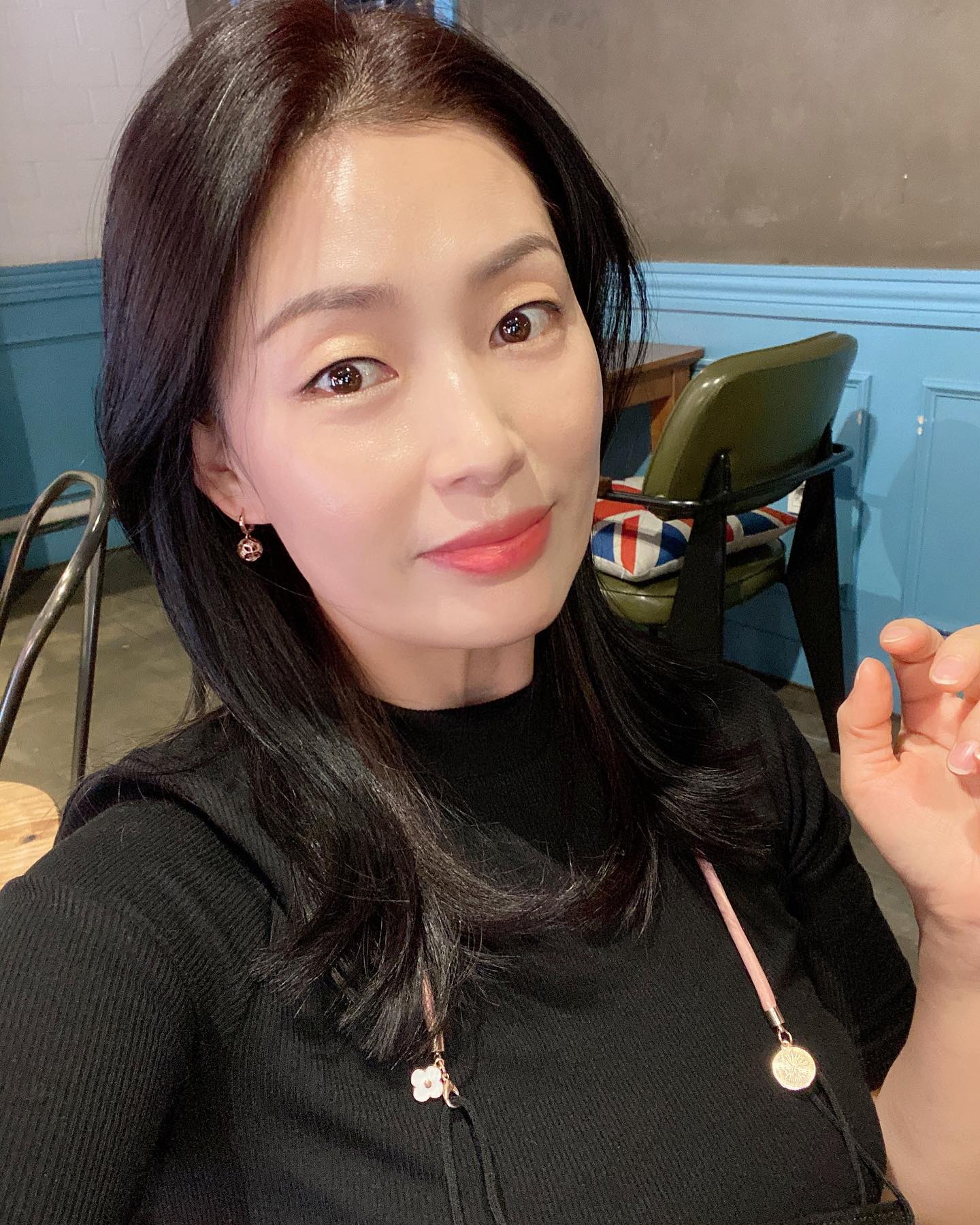 오늘은 날씨가 너무 좋다
바람도 적당히 불어주고
친구들과의 수다타임은 언제나즐거워
커피 한 잔에 이렇게 행복한 일이야😘
친구들이 피부 좋아졌다고 
비법이 뭐냐구 물어보네^^
다~~버츄라인 덕분이지👍

#버츄RF #리프팅 #탄력관리 #피부관리 #버츄아이 
#버츄라인 #윤곽리프팅 #눈꺼풀리프팅