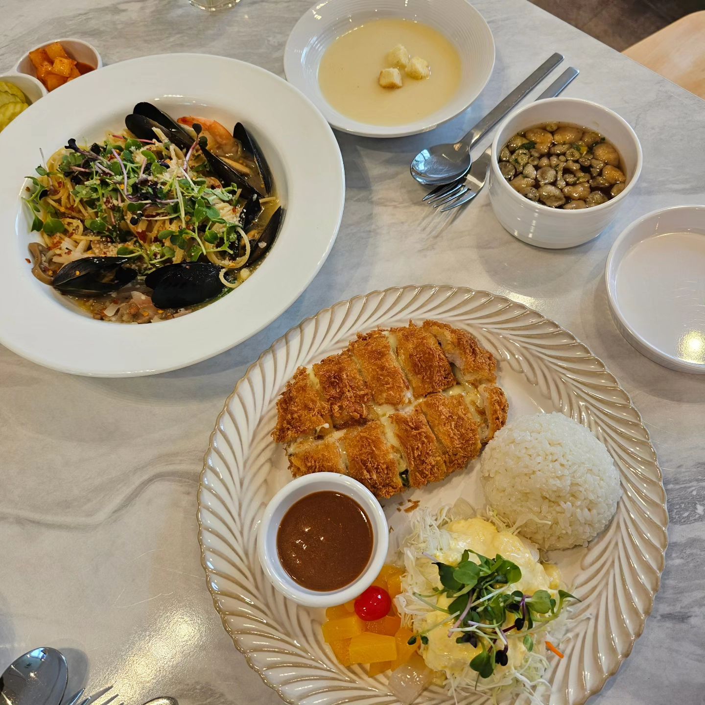 오느른 #동탄센팍맛집 #아랑회관
창밖뷰까지 이쁜 #동탄맛집 눈길 닿는 곳마다 갬성갬성

💕 해산물오일파스타 15,000
오일파스타 맛집은 손에 꼽는데 접시 싹싹 긁어먹음 ㅎㅎ
파도파도 나오는 푸짐한 해물 덕에 육수는 해물탕 🐰✨️

💕코돈부르 돈까스 14,900
야채고로케 같은 돈까스라길래 새로운 맛에 도전! 
치즈돈까스 덕후라면 색다른 스핀오프를 즐길 수 있을 듯

아기자기한 매장만큼이나 섬세한 맛의 돈까스와 파스타
어린이식기 가지런히 챡챡 엄마들의 갬동포인트 ✨️ 

🍎 아랑회관 arang_dongtan 
🍏 경기 화성시 동탄공원로3길 3 (주차가능)

#동탄센트럴파크맛집 #화성맛집 #동탄1돈까스 #동탄1파스타 #동탄센트럴파크돈까스 #동탄센트럴파크파스타