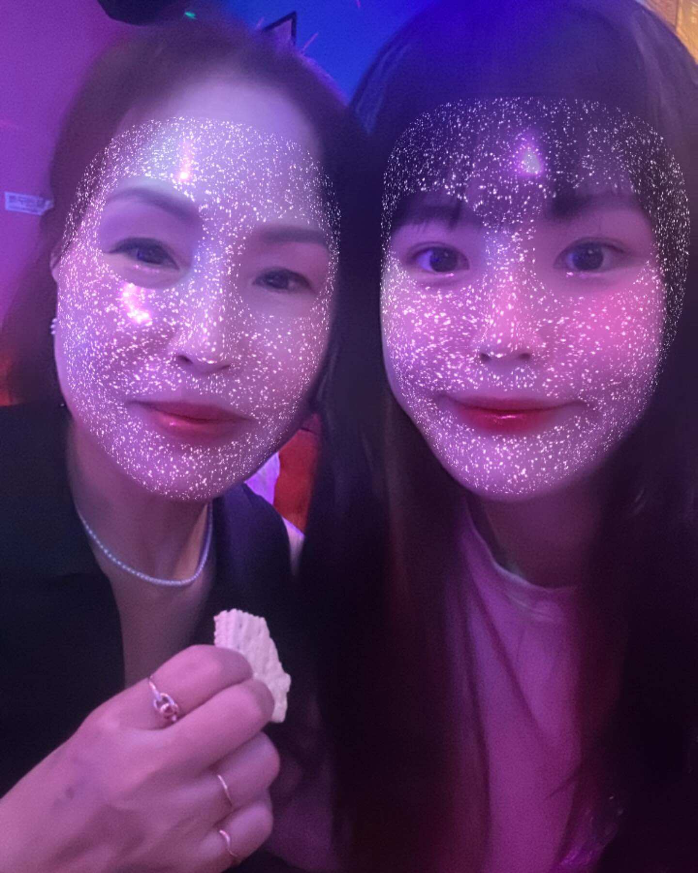 어플로 사진찍자히면 짱좋아하는 울엄마🫢
안좋은것만 다닮음^^! 내가 더 이쁨^^!!!ㅎ #엄마랑