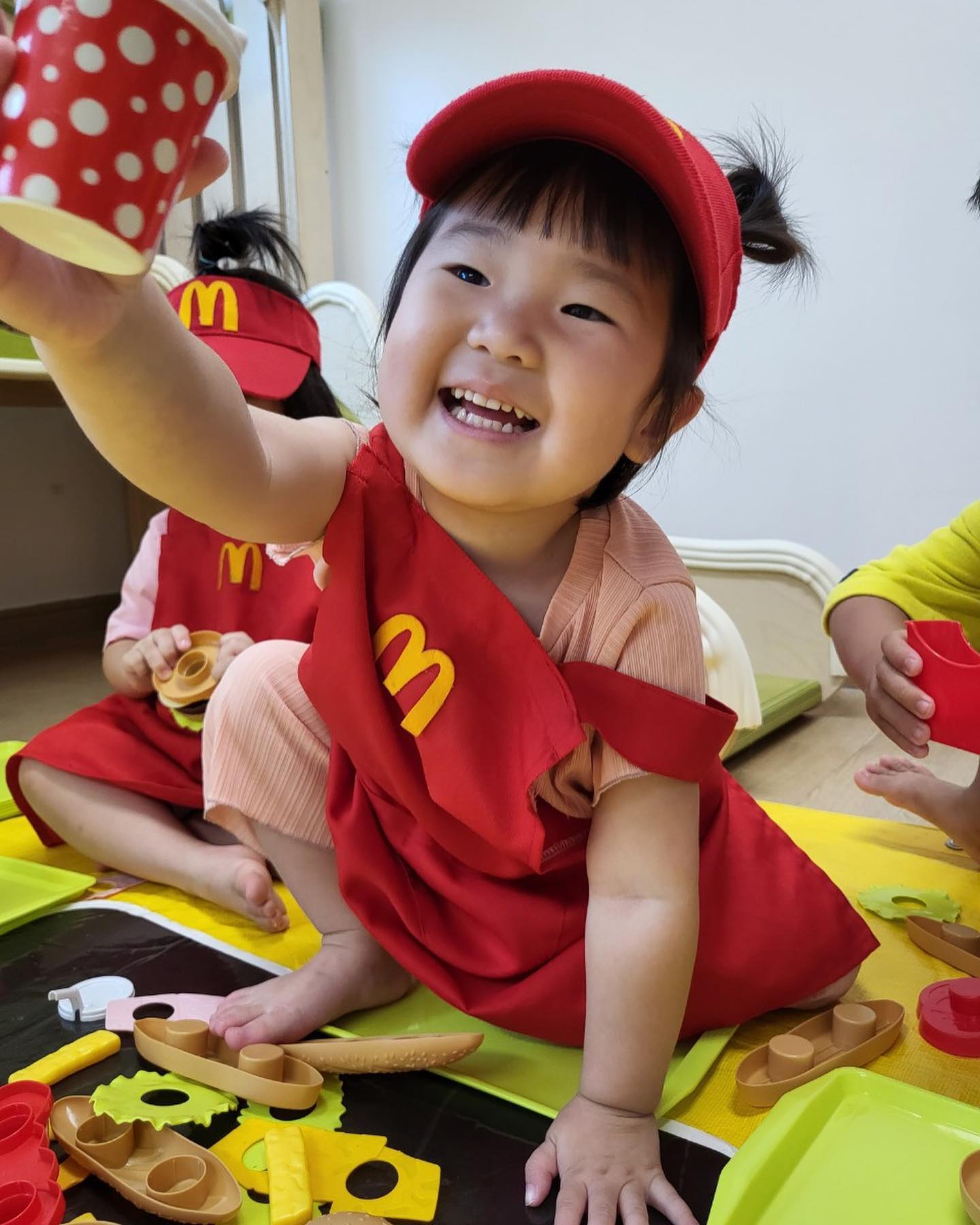 #어린이집가기싫다며

퇴원하고 이번주 다시 등원 할때 마다 시간이 오래 걸려서 집에서 충분히 놀고 가도 안들어가려고 하고 그러는데….. 분명 가기 싫다고 그러는데… 키노 사진 보면 세상 적응 잘하고 노는 느낌🙃

ㅋㅋㅋㅋㅋㅋㅋㅋ

맥도날드 알바중 

#햄버거하나주세요🍔 #귀여웡❤️