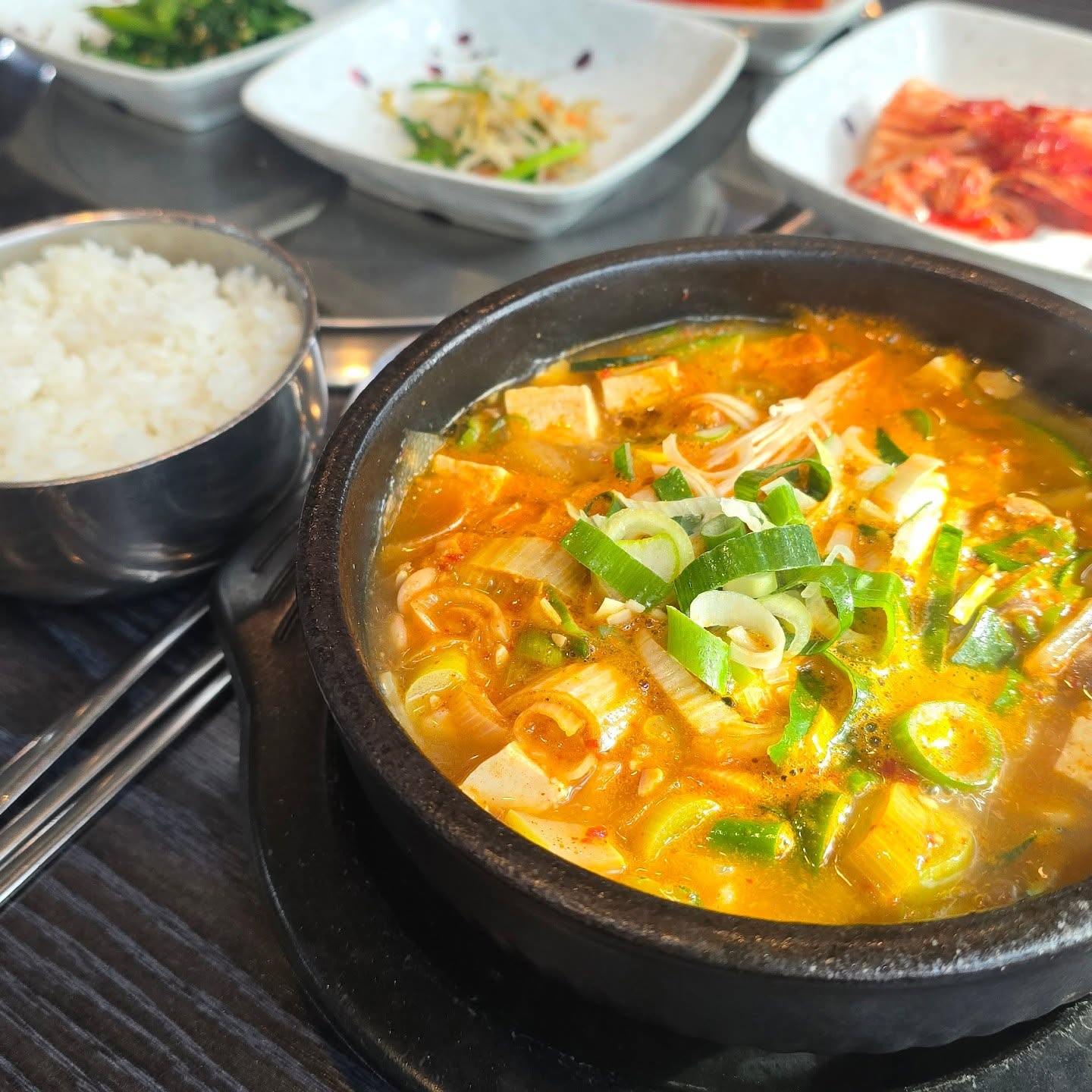 #차돌된장찌개 #혼밥 #한우와장어
#숭의동맛집 #맛집 #직장인 #점심 #직장인점심
#소통 #먹스타그램

오늘점심은 차돌된장이에요~
자주가는 한식뷔페집은 갔다오면 생선구이냄새가 온몸에 배겨서..
꾸에엥 ㅜ

한우와장어 차돌된장먹어봤는데,
진짜 밥도둑이라 한공기 더 시키려다가 배불러서 참았어요ㅋㄷ
그래도 된찌 건더기는 클리어 했답니다 후훗!👍