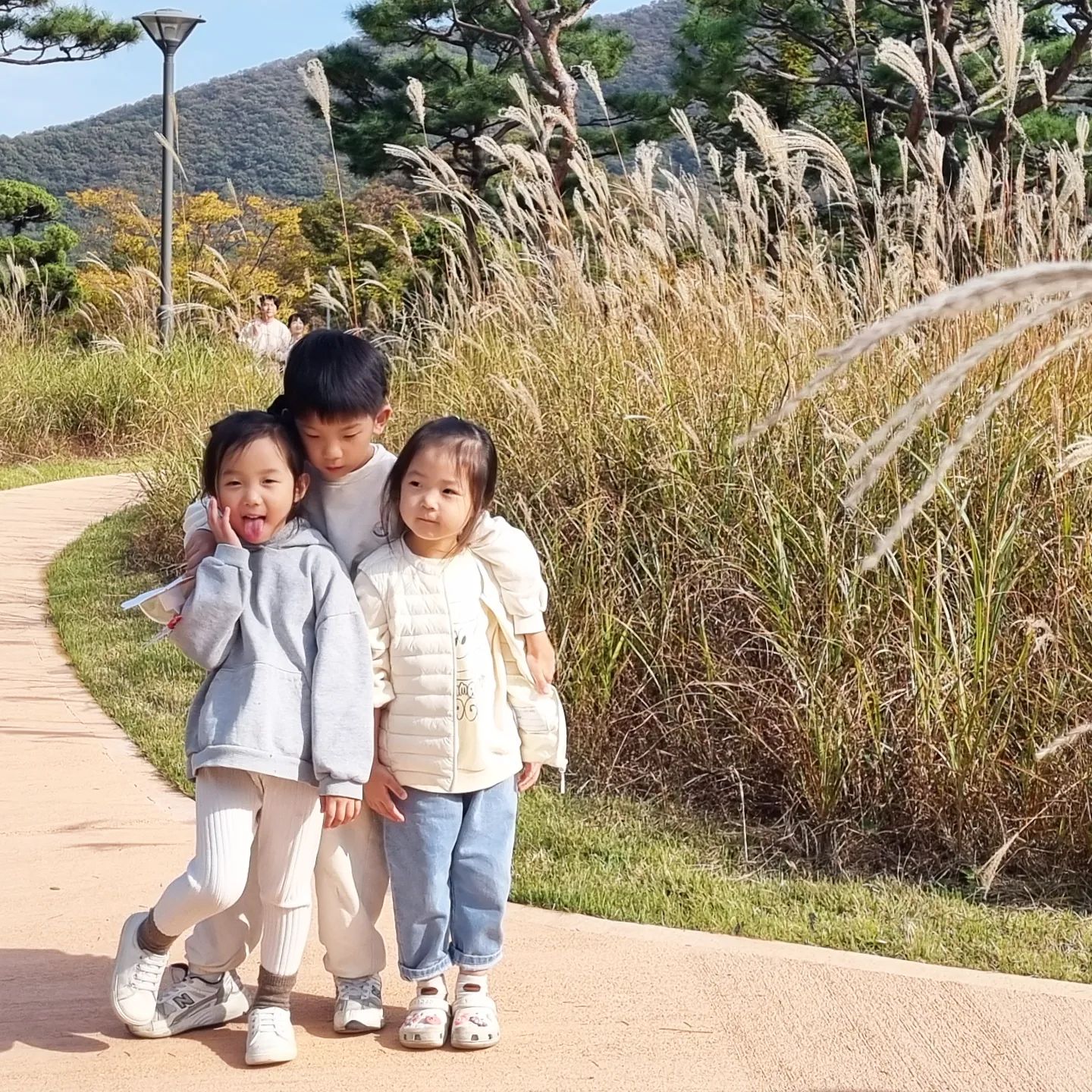 .
아빠회사찬스

#선착순 #인화원 #회사복지 #아주잘챙기는중 #먹고 #놀고 #즐기고 #딸둘아들하나 #남매스타그램 #삼남매 #이틀연속 #하루두탕 #바쁘다바빠