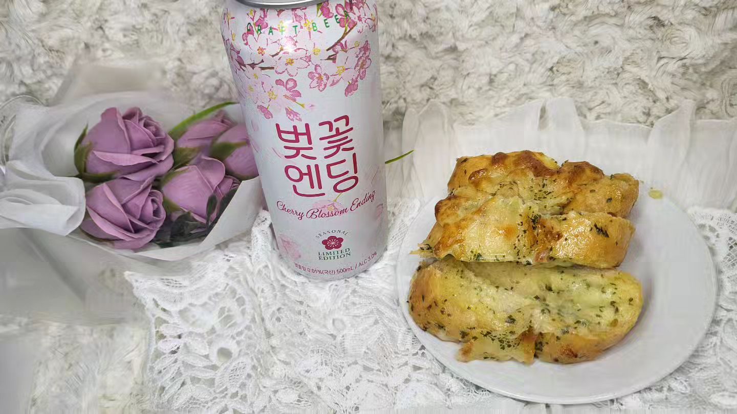 #협찬 향긋한 벚꽃주가 있다고 해서 궁금했어요 ㅎ #GS25 에서 구매할 수 있는 봄바람에 휘날리는~~ 벚꽃~ 맥주와 소주를 즐길 수 있다^^ #벚꽃엔딩 #벚꽃 #cherryblossom 
감성 충반 벚꽃엔딩 맥주와 벚꽃주~ 정말 예쁘기도 하고 맛도 좋아서 깜짝! 반했어요!! #벚꽃축제 #벚꽃명소 #벚꽃놀이 
LED 코스터까지 있어서 더욱 갬성있게 맛볼 수 있다는 ㅎㅎ 벚꽃주 제조 방법에 대하여 연구 개발한 제품으로 특허 출원까지! 특별한 #벚꽃엔딩맥주 #벚꽃엔딩벚꽃주
달콤 상큼한 라즈베리 & 국내산 벚꽃잎까지~ 저도수로 부담없이 즐기기! 깊은 맛까지 느끼려면?! 
GS25 전국 매장, 술마켓에서 구매 가능하고 
www.벚꽃엔딩.com에서도 구매가 가능해용! 
yeosu_giftshop