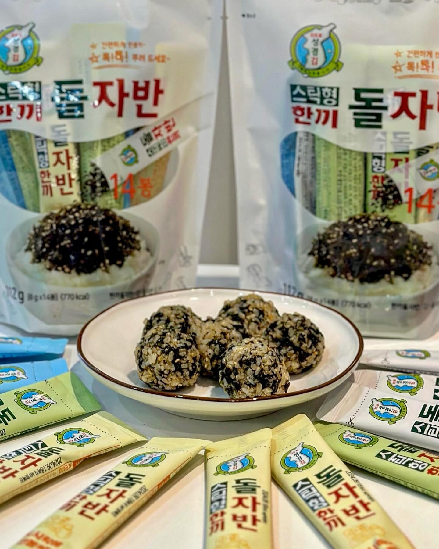 #협찬
매일 뭐 먹지 고민하는 자취러들 혼밥러들 
설거지도 귀찮고 간단히 맛있게 먹고 싶을때
이거 한번 잡솨바여

성경김에서 나온 #한끼돌자반
파스텥톤의 아기자기한 패키지에  14봉으로 넉넉한 구성
한끼분량이 소분되어 있어서 
캠핑, 나들이 어디든 간편하게 챙겨 다닐 수 있어요

입맛 없을 때  털어넣고 주먹밥 만들면 밥도둑이 따로 없음
귀찮을땐 그냥 밥위에 올려서 퍼먹습니다 
이러나 저러나 밥도둑이긴 매한가지
집에 쟁여놔야될 필수템으로 추천🖤

✅️ sunggyungfood_official

#지도표성경김 #성경김 #스틱김자반 #김자반 #김자반요리 #김자반스틱 #김자반주먹밥 #김가루 #돌자반 #자반 #도시락김