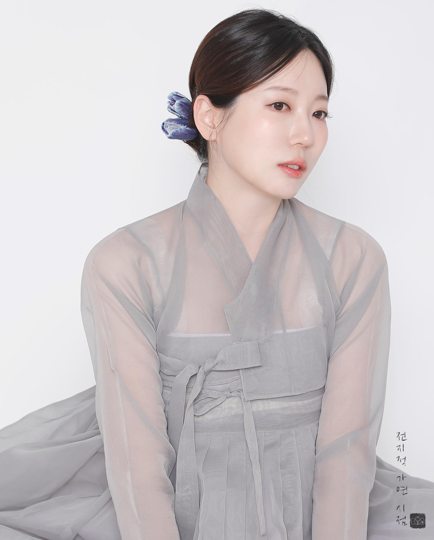 🌷
튤립은 어려운 꽃인 줄 알았는데 
튤립은 어려운 만큼 자석처럼 탁 맞아떨어지는 곳에 제대로 활용했을 때 너무너무너무 예쁜 꽃 같아요!!

생화보다는 조화!!! 카믄서 
쇄국정책 펼쳤던 고집불통 백가용은
6년이 된 이제서야
플라워의 힘을 믿기로 했습니다🤍 

오 그리고
메이크업을 저한테 하실지 연계샵을 가실지 어디서 해야할지 고민하시는 분들이 포트폴리오같이 스타일을 궁금해하셔서!

손님분들 사진 밑에 항상 메이트업 정보를 올려두겠습니다🙆‍♀️

우리 손님 메이크업은 
미모를담다에서 하고 오셨습니다🙆‍♀️
makeup_suim 

#전지적가연시점 #한복화보 #한복스냅 #한복사진 #만삭사진 #만삭화보 #대전 #사진관 #대전사진관 #hanbok