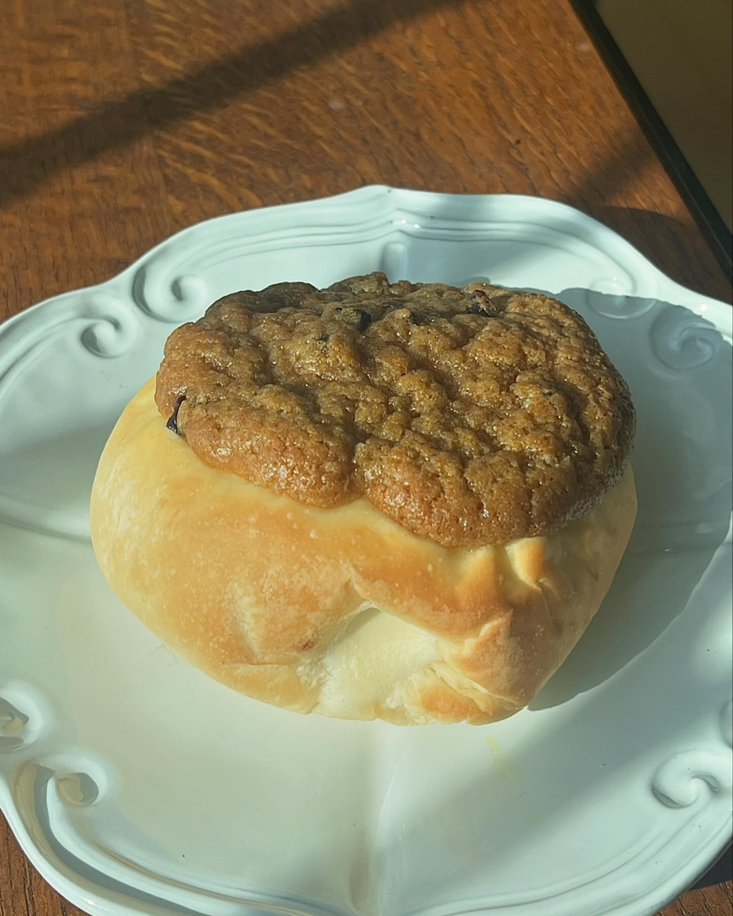 -
맛있게 먹는 스킬이 점점 느는 중 . 소중하게 냉동보관 해둔 애기들 중 크림빵은 그냥 실온에 꺼내두고 먹으면 쫀득하고 맛있는데 쿠림빵은 꺼내서 에프에 4분 굽고 바로 냉동실에 다시 3분만 보관했다 먹으면 크림은 시원하면서 부드럽고 쿠키는 바삭하게 먹을 수 있다 ! 빵 먹을 때 가장 부지런한 나 ... ̀⁽ᵕ̈⁾ ́
로투스 맛 확 올라오는 쿠키와 우유생크림이 넘 잘어울리고 로투스쿠키 다 먹어갈 때 쯤 빵 속에 깔려있던 또 하나의 쿠키 덕분에 끝까지 로투스맛 낭낭 !

로투스 쿠림빵
.
.
.
#soya_changwon in 사파
#창원 #빵택배 #사파동카페 #경주당
#쿠림빵 #크림빵택배