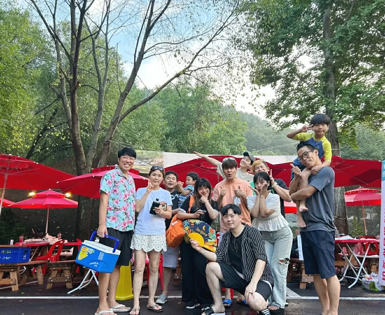 #첫줄
즐거웠던 디렉션 MT.
마술사연홍오빠가 픽업해주셔서 잘 왔는데
사장님이 역대급으로 사람이 모였다고 주차장도 꽉차고,대기도 몇십번이여서 이많은 인원이 어떡하나했는데,,
너무 좋은 자리 딱!! 주차자리도 딱!!
표인봉목사님과 정화사모님 
기여운 세빛이 세담이 내사랑 보미언니와 상현오빠도
요즘 최고의 개콘 꼰대부장님 진철오빠와 미녀 개그우먼 수희도 
넘 즐거운사람들이 모여서 재미도 2배
선녀탕과 바위 미끄럼틀도 넘 재밌고
4시쯤에 비도 시원하게 쏟아지고, 라면도 뜨끈하게 끓여먹고
너무나 완벽했던 감사한 나들이❤🧡💛💚💙💜🤎
해삐 해삐 해삐~🎵
 햅삐 해삐 해삐 해삐~🎶
#계곡 #여름휴가 #일상 #소통 #데일리 #보컬트레이너 #개그맨 #마술사 #봉사 #선교 #daily #ootd #singer #kpop #fff #lfl #follow