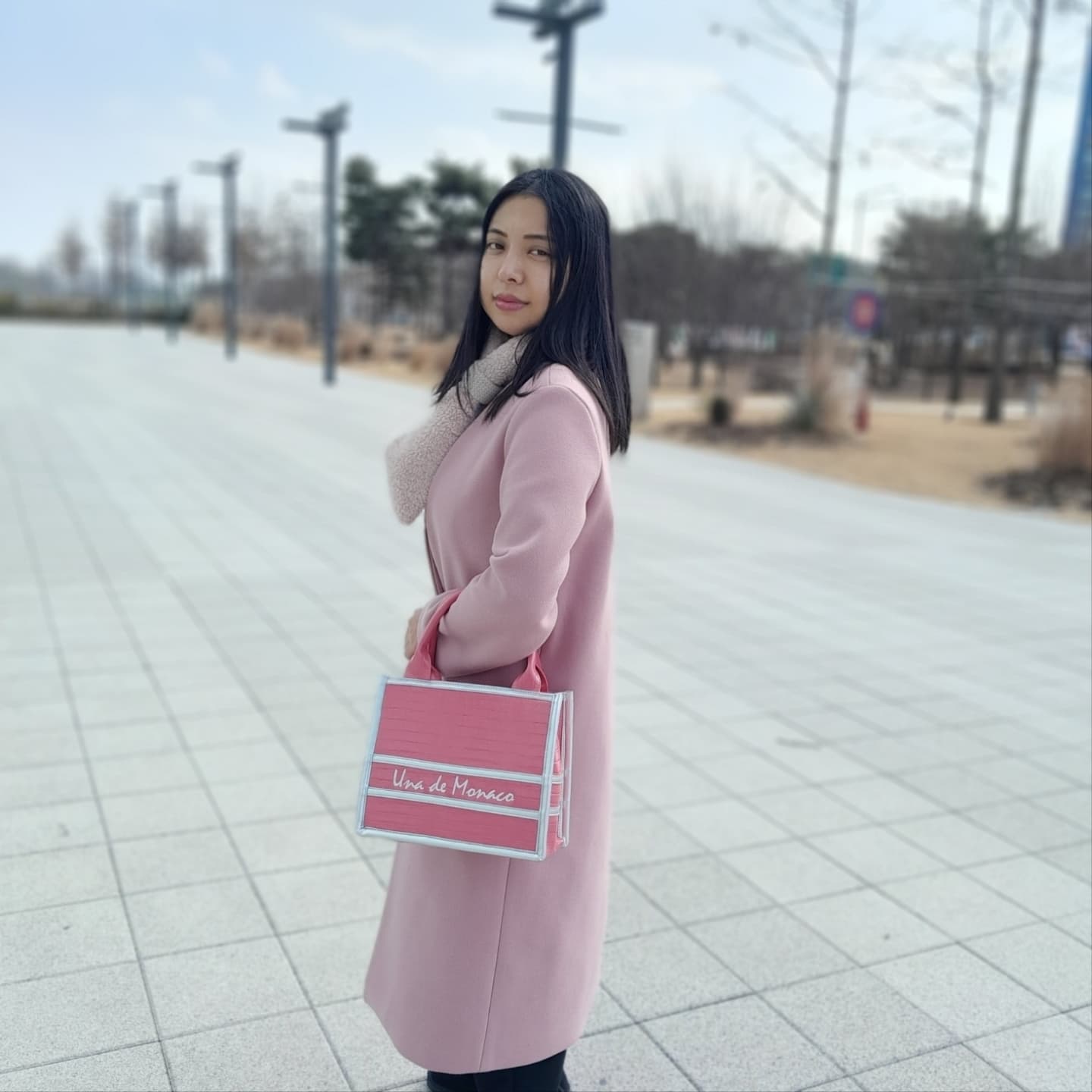 제공 ×  unademonaco  #수제가방 

핑꾸핑꾸 #우나드모나코 💗💓#바비백 🩷💓

봄이생각나는 예쁜가방매고 쇼핑 다녀왔어요 
부드러운 가죽촉감부터 무게가 가벼우니
맨든 안맨듯한 착각이 들정도 ?! ㅎㅎ 🤭넘이뽀

넉넉한 수납력 덕분에  이것저것 다넣고 
#크로스백 &  #토트백 기능까지 있으니 
두손가볍게 🙌🏻

이번 이벤트는 #신상 런칭 
최대 80% 세일이며  가방은 6만원대부터있고 
제 할인코드 1️⃣7️⃣9️⃣4️⃣ 입력시 추가할인 만원 ❗️

2월 말까지 진행중이니 어서 겟하자구요😍 꼬우

한가지 더 혜택으로, 회원 가입 시, #패션 관련 전자책을 고객분들 가입한 이메일로 보내드리고 있으니 이혜택도 놓치지마세요 😆❤️