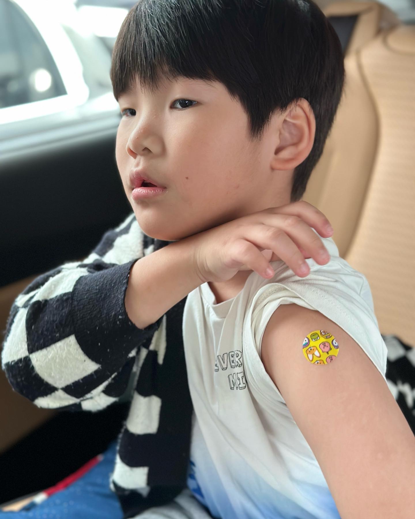 #첫줄안녕
.
.
.
.
오늘의 숙제 완료!!!
매년 나에겐 숙제인 독감예방접종 
2년전 1시간 걸린것이 
1년전 30붘 걸린것이
오늘은 3초컷!!!
고맙다 어린이들 ^^
눈물은 맺혔어도 소리는 1도 안냄
다컸네 내 사랑둥이들~~~
.
.
.
#독감예방접종 
#독감주사 
#독감백신 
#독감예방접종완료 
#내사랑둥이
#남매맘
#어린이들최고