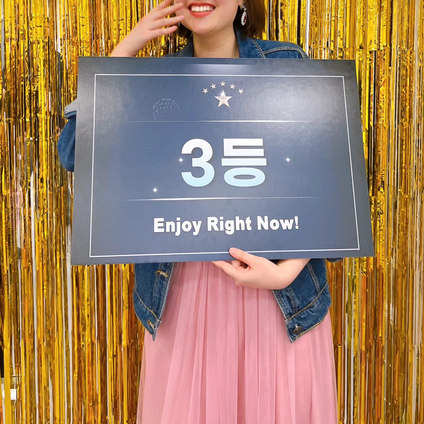 🩷
핑크 옷을 좋아했었던 패밀리 이야기👩🏻

아이들 가르치는게 좋아서
전직 학습지 방문교사를 했었다고 했다.

20대 초반의 나이였지만
엄마들 컴플레인에 안걸리려면
나이가 많아보이게끔 입어야해서
검은색룩으로 입고다녔다고 한다.

옷 하나 내마음대로 못입고
화장실 가는것도 눈치보이고
더운 여름에는 땀 흘리며 
큰 백팩에 학습지를 가득넣고
버스를 타면서 집집마다 방문했었다고 했다.

열심히 했지만 수입이 적었고
영업에 대한 스트레스가 심해서 그만두고 , 

새로운 꿈을 찾아 준비하던중에
살을 빼야해서 나를 만났다.

만난지 한달정도 된거같다.
현재 -4KG 정도 뺐고 
표정도 처음보다 많이 밝아졌다

오늘은 핑크 드레스를 입고
행복해하는 모습을 보는데 
감사하고 뭉클하고 무한 행복했다
미소가 너무너무너무너무너무 예쁘다🩷

난 이분의 몸을  목표치까지 무조건 바꿔줄것이며
꿈을 이룰수있도록 무한 응원을 해줄것이다.

한분 한분 몸을 바꿔주는 일이지만
삶의 질 향상과 성장에 도움을 주는 일이기에
내가 하는일에 사명감을 느끼고 감사함을 느낀다🩷