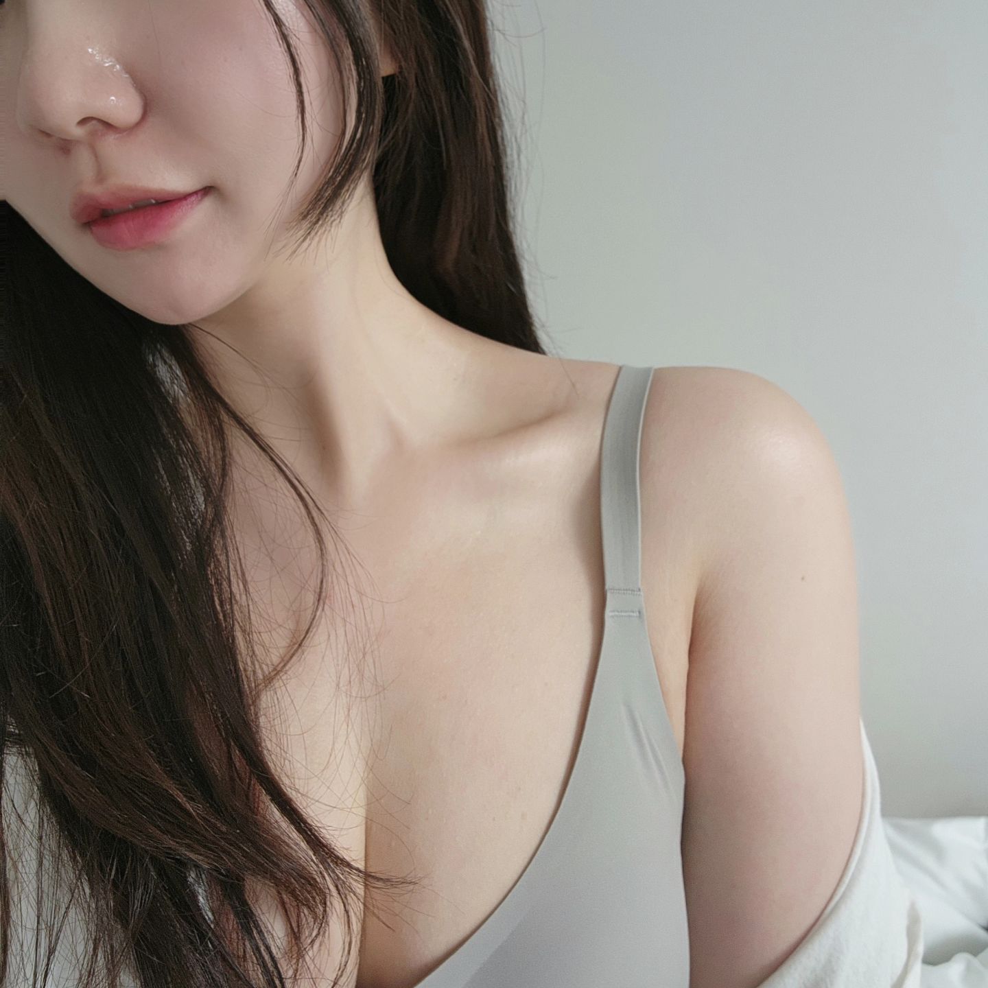 #협찬 #비비안심리스윈드홀브라세트

땀나게 더운 여름철 입은 듯 안입은 듯 가벼운
비비안 심리스 윈드홀 브라세트를 장만했어요.

넓은 와이드 밴드가 안정적이면서도
부유방과 등살까지 예쁘게 정리해 잡아준답니다.

후크와 어깨끈 조절도 가능하고, 패드도 추가할 수 있어요.
노와이어로 압박 없이 편하게 입을 수 있는 것이 뽀인트 ⭐️

착붙는 핏에 윈드홀로 시원하게 입을 수 있어 최고 🤍
올여름은 비비안 심리스 윈드홀 브라세트 덕분에
속옷 걱정 없이 시원한 여름나기 합니다.🙌🏻

vivien_korea 

#비비안 #비비안_나나핏 #노와이어브라 #여자속옷 #브라추천 #비키니그램 #필라테스 #오운완 #ootd #데일리룩 #심리스브라