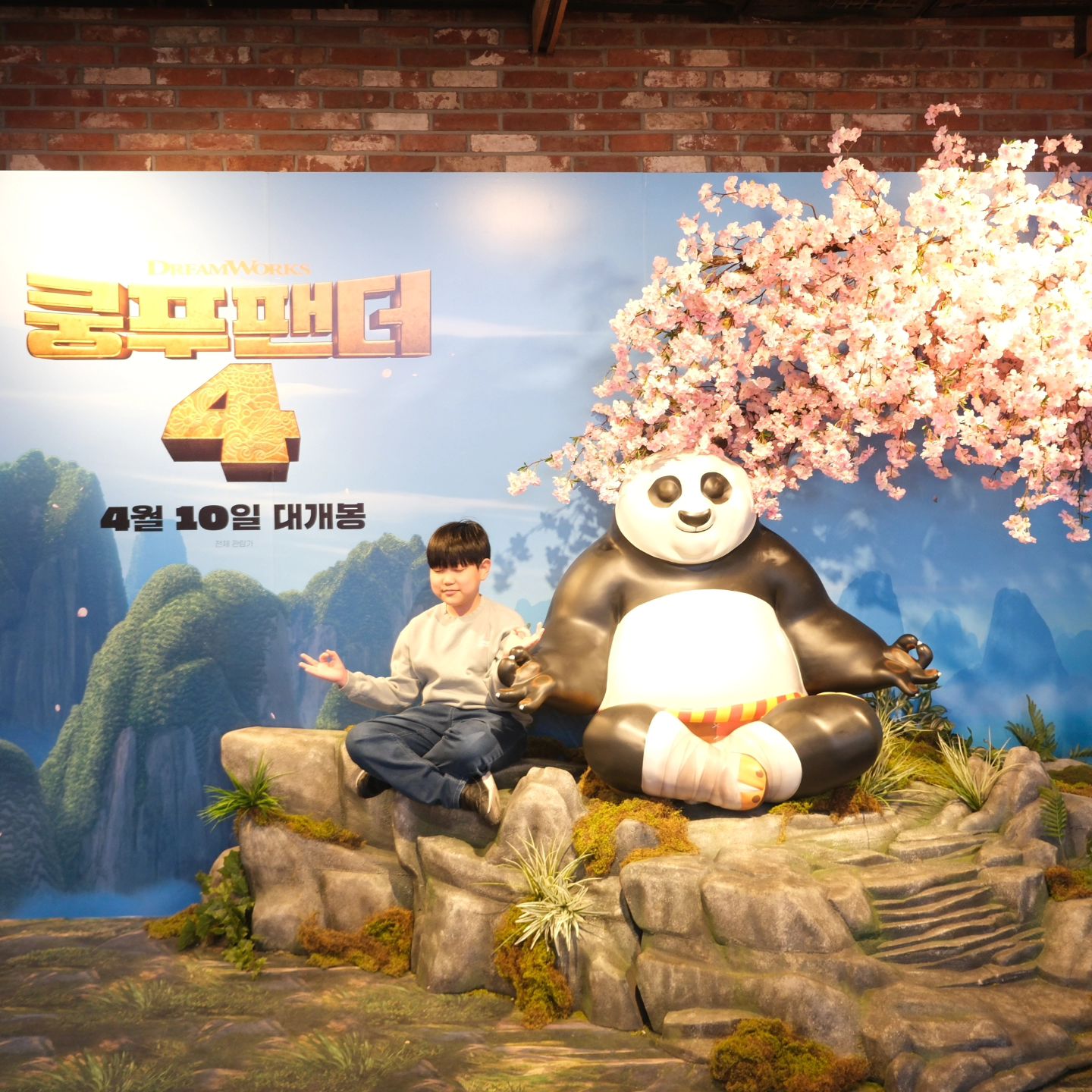 #광고 
#쿵푸팬더4 #4월10일대개봉 !!!

요즘 영화 대세는 4편인가봐요~
#쿵푸팬더4편 보고 왔는데 
🎥진짜 대박임요~

아이도 너무 재밌어해서
저랑 아이랑 흥분을 감추지 못했네요~ ㅋㅋㅋ

박진감 넘치는 액션이며
영상미와 웅장한 선곡까지~
그 어느것 하나 빠지지 않아요~ 

#잭블랙 's 변하지 않은 목소리까지…
역시 믿고 보는 #드림웍스 인정👍

참 개봉일에 보면 팝콘도 공짜래요~

너무 재밌어서
자꾸 입이 근질근질하지만….
직접 영화관에서 확인하셔야겠죠~^^

🎈4월에 꼭 봐야할 #영화추천 !!
[쿵푸팬더4] 꼭 보세용~ 꼭이용~

#팬더 🐼 
#아콰피나