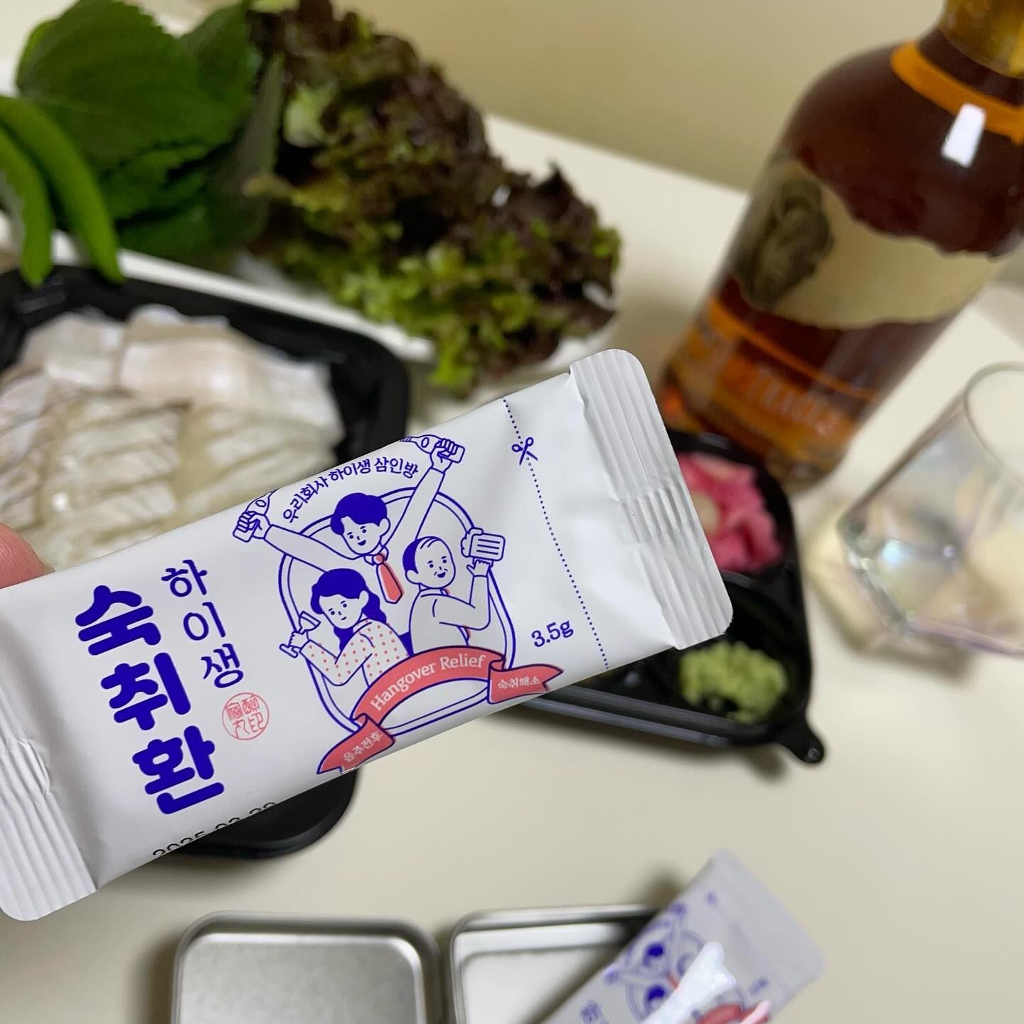 #광고 @하이생숙취환

actually it‘s kind of trendy in Korea to take a hangover cure before drinking 🍸

it's because it helps detox and protect your liver 
as it contains ingredients like milk thistle and red ginseng. 

so try this next time you drink to refresh your morning!

-

술 먹기 전 하이생 숙취환,,, 필수 아닌가요 😌

하이생 숙취환에는 현미의 GABA성분 뿐만 아니라
헛개나무, 꿀, 타우린, 홍삼이 들어 있어서
숙취해소 + 간기능 보호까지 도와준다고 해요! 

은은한 단맛과 페퍼민트 향이나서
술 먹기 전에 먹으면 이미 기분 상쾌 !!!!

한 박스에 15포 들어 있는데 귀여운 통도 같이 들어있어서
술자리 갈 때 지인들꺼 2-3개 정도만 챙겨서 나가면 ✨ 완벽 ✨

#Hangoverrelief #Healthydrinking #lifeshares
#숙취해소제 #숙취해소법 #숙취해소 #숙취해소추천 #음주후숙취 #술먹기전숙취해소제 #술빨리깨는법 #숙취머리아플때 #숙취두통 #하이생