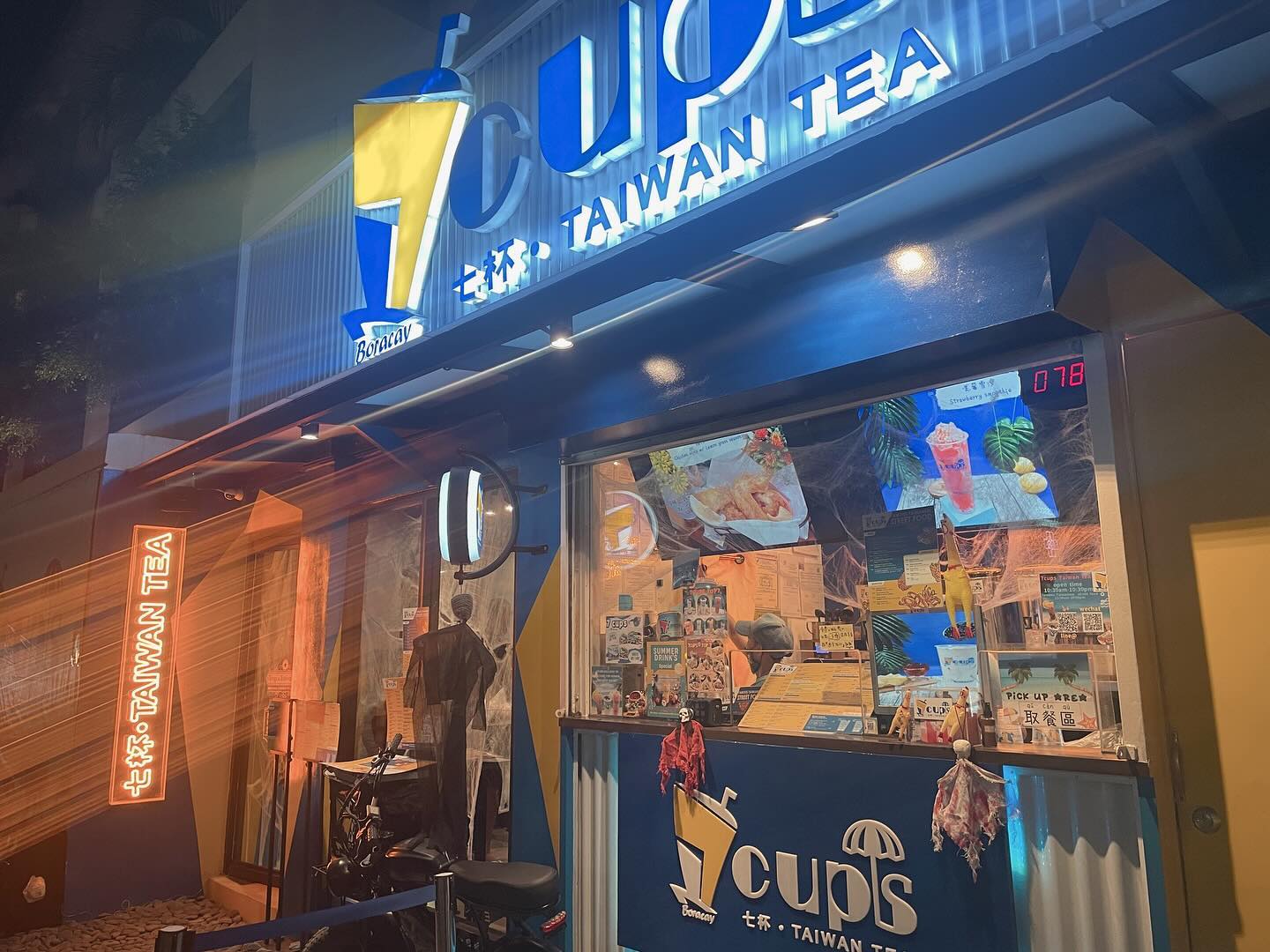 🧋
보라카이 맛집
대만식 닭튀김과 밀크티 🤍
⠀
저희 가족이 이번 보라카이 여행에서
매일 밤마다 사먹었던 야식이 있어요. ˵•́ᴗ•̀˵
​
스테이션2 졸리비와 헤난파크 사이에
위치한 세븐컵스 7cups 라는 곳입니다.
⠀
대만식 버블티와 여러가지 튀김류를 판매하고
있는데 저희가 묵었던 숙소와도 가깝고 저렴한
가격에 맛도 좋아서 매일 방문했어요 :)
⠀
⠀
📍 보라카이 7cups 세븐컵스
⠀
⠀