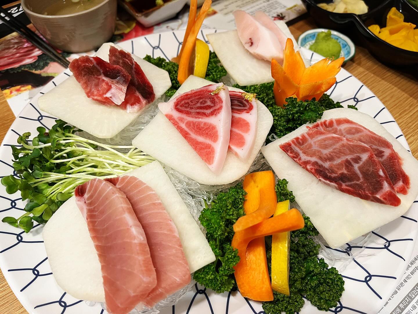 #상무지구 #본참치 #🐟 람이랑 ㅎㅎㅎ

프리미엄 ㅎㅎㅎ 눈머리살, 참가마살, 메카도로, 복육, 참다랑어뱃살, 참다랑어어울대 ㅎㅎㅎ

예전에 지인이 데려와 줬었는데 여전히 맛있네 ㅎㅎㅎ
특히 해동이 완전 내 스탈 ㅎㅎ 식감 최고! 완전 녹는다 ㅋㅋㅋㅋㅋㅋ

참다랑어 배꼽이 역시 원픽! 
람이는 눈다랑어 배꼽이 제일 맛있다고 ㅎㅎㅎ
메카도로 아가미 울대도 다 맛나다 ㅋㅋㅋ

리필2번 역시 너무 좋고 ㅎㅎㅎ
도로 뱃살, 눈다랑어 배꼽, 드육살, 입천장, 안구살 
가마뱃살 뱃살 눈다랑어배꼽 메카도로 아가미 

기름진 부위도 맛나지만 
머리쪽 담백한 부위랑 참기름 조합 더 좋아 ㅋㅋㅋㅋㅋㅋ

곁들이 음식도 다 맛나고 ㅎㅎㅎ 특히 #유린기 #메로구이 
간만에 #참치 넘 맛나게 잘 먹고 옴 ㅎㅎㅎ

.
#광주 #치평동 #tuna #상무지구맛집 #상무지구참치 #상무지구일식 #치평동맛집 #치평동참치 #치평동술집 #상무지구술집 #광주참치 #광주맛집 #광주참치맛집 #상무지구참치맛집 #본참치광주상무점