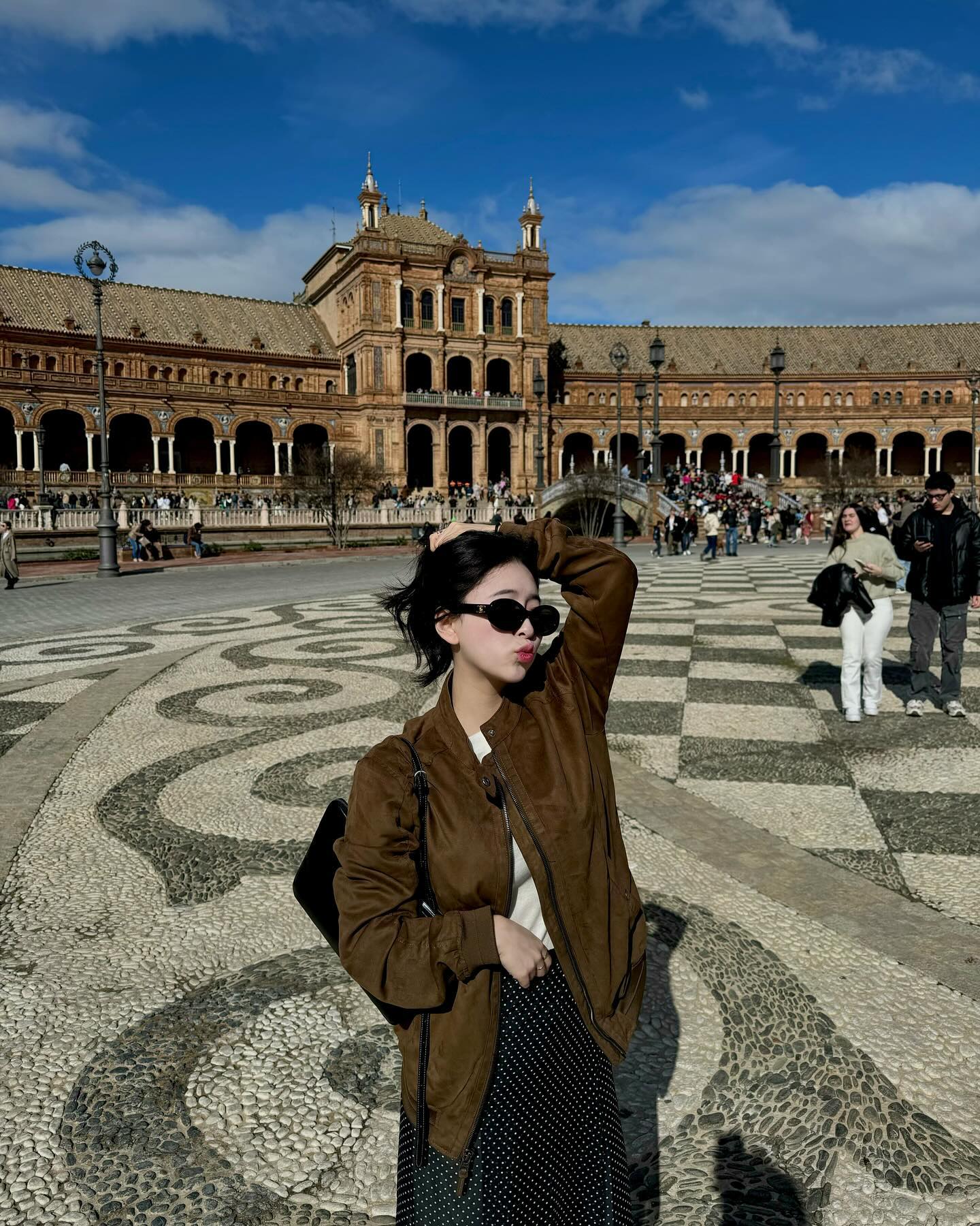 내가 생각한 제일 스페인스러운 도시 Seville, 🇪🇸 🍊

여행 중반+비까지 와서 지쳤었는데 지금 보니 더 힘내서 다닐 걸 싶은 곳! 그만큼 좋은 곳이라 아쉬움도 크다  ᵒ̴̶̷̥́ ·̫ ᵒ̴̶̷̣̥̀ 

아침에 혼자 마신 커피도, 유명한 한식집도 다 좋았지만 무엇보다 스페인 광장이 진짜 너어무 예뻤다🧡 스페인 가면 세비야는 꼬옥 👯‍♀️

#세비야 #세비야여행 #스페인광장 #스페인여행 #세비야대성당 #sevilletrip #plazadeespañasevilla