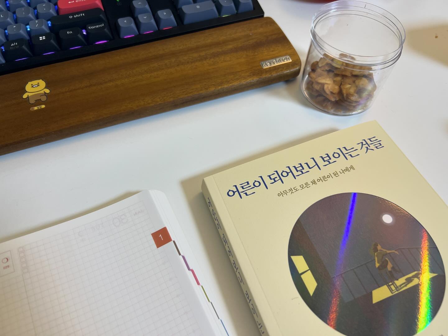 삶과 일, 그리고 인간관계.
’나‘라는 사람과 세월의 흐름, 그리고 죽음.
이런 단어들이 내 일상에 많은 부분을 차지하고 있는 요즘.
⠀
특별한 만남이 있던 오늘,
처음 만난 그 분은 내게 기회와 함께 이 책을 선물해주셨다.
⠀
집에 돌아와 책 목차를 살펴보니,
그냥 마음이 뭉클하고,
또 그저 감사하고,
다가올 인연이었음을 인지한다.
⠀
⠀
동시에 나의 노력이 부족했던
지난 인연들이 하나 둘 떠올라
그 때가 그립고, 아쉽기도 하다.
나의 에너지가 왜 그리 모자랐을까.
⠀
⠀
나의 지침이 바닥 저 끝까지 내려갔던 요즘,
이렇게 다시 일어날 힘을 얻어본다.
⠀
⠀
#어른이되어보니보이는것들 #결국책스타그램 #책스타그램 #다시시작 #감사합니다 #정독해야지 #다시일어날힘을주는책 #책추천그램