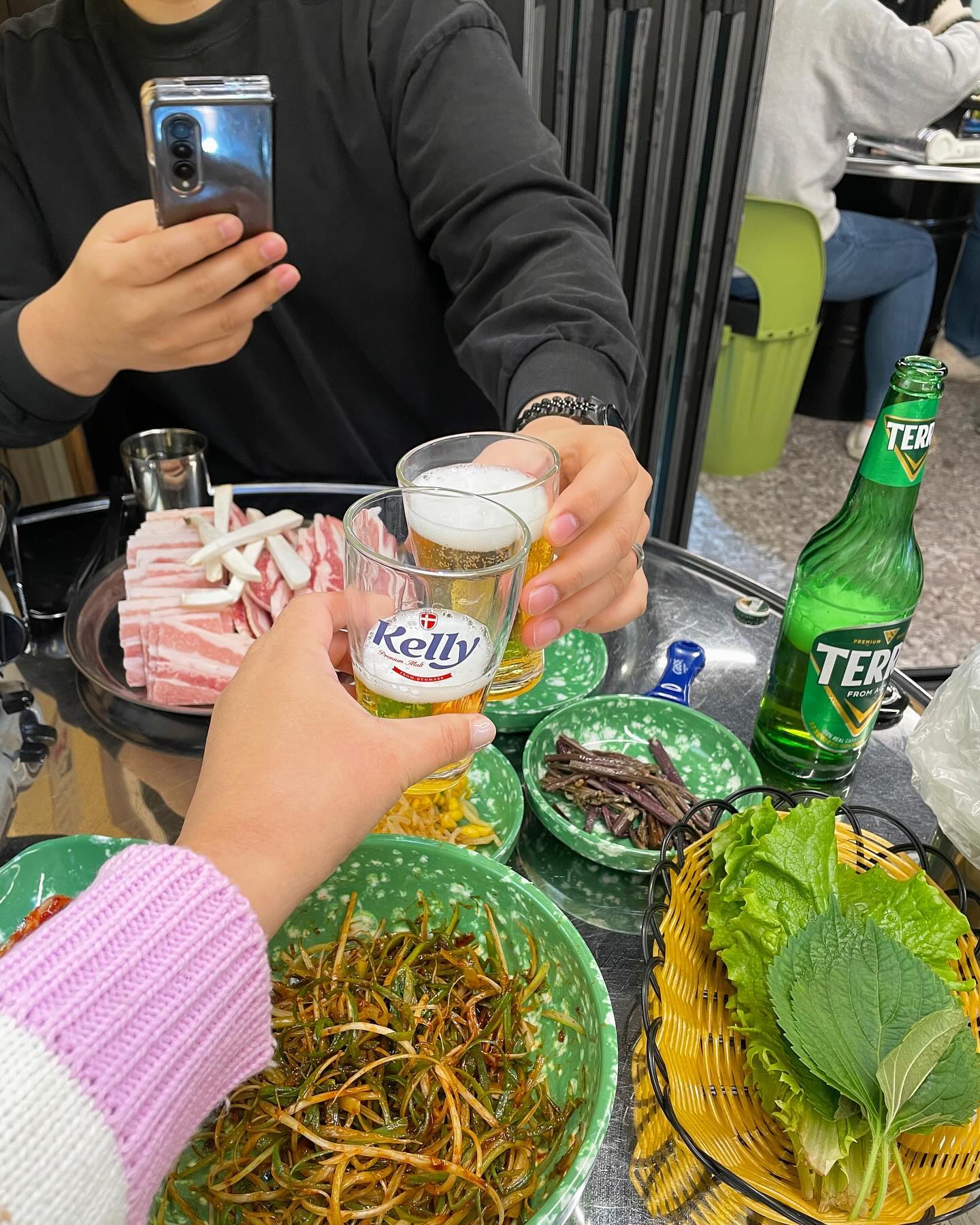 🄼🄴🅁🅁🅈 🄲🄷🅁🄸🅂🅃🄼🄰🅂
결혼 후 두번 째로 맞는 클쮸마쮸🎅

당직 근무하고 온 남펴니랑
집 근처에서 냉삼이랑 맥주 한 잔 🤍
이게 행복이지🫶🏻 

모두 즐거운 크리스마스 보내세용🎄
.
.
#메리크리스마스☃️
#철뚝집냉삼🐽✌🏻
#결혼하길잘했어♥︎