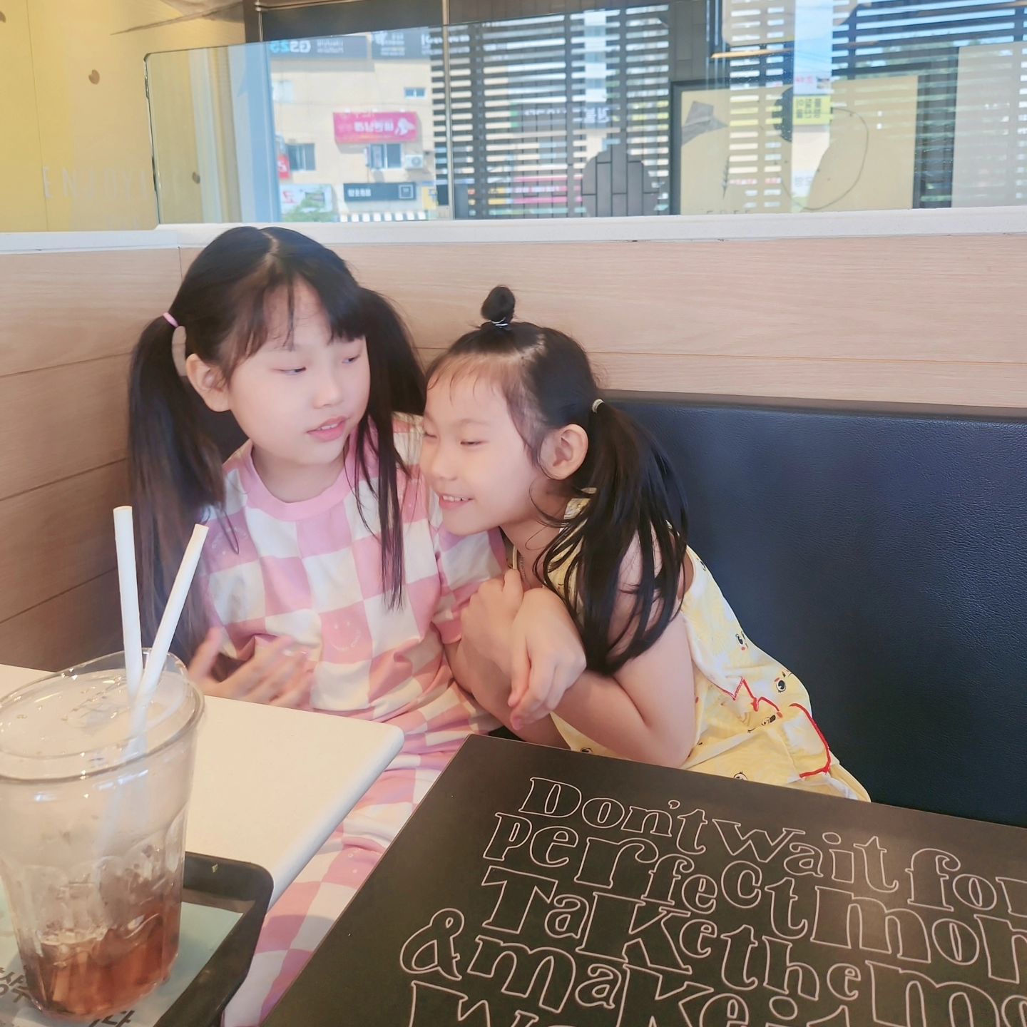 날씨가 좋아서..
맥도날드에 갔다..
기본 3만넘구 5만찍은 우리가족..
(나 분명 햄버거 싫어하는뎀ㅋㅋ)

뜬금포~~갑자기 고백하는 또띠자매

언니가 좋다며 붙어있는 띠아

띠아가 부담스런 또유ㅋㅋㅋ

그런걸 보는 우린..어질어질ㅋㅋㅋㅋ

자알먹었다:)

#맥도날드 #먹다보니사진없네 #뜬금포고백 #또띠자매 #먹방
#일요일 #점심